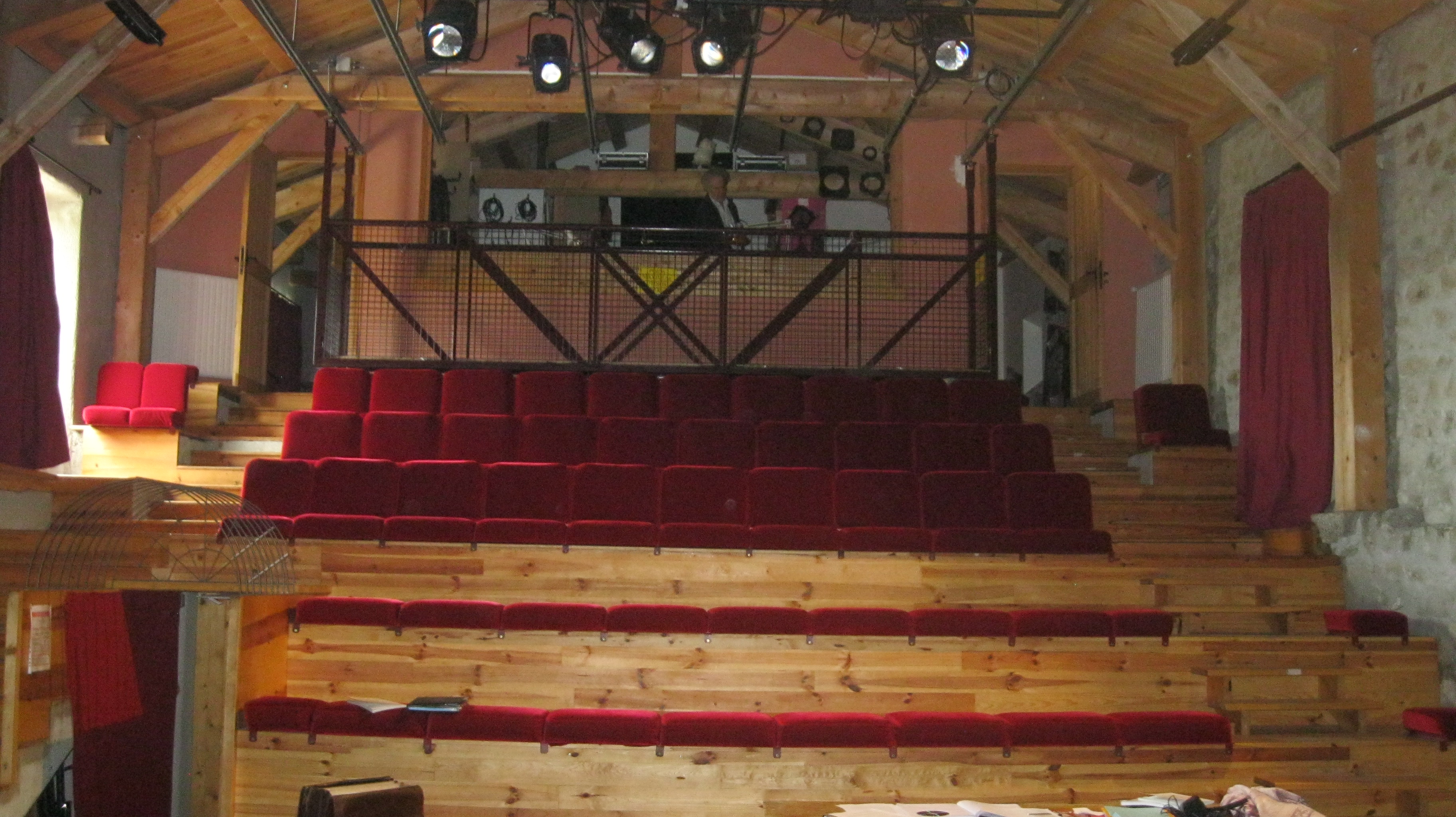 A reprendre, salle de spectacle – théâtre créé en 1985. Lieu agréé au public depuis 1995. L’activité se compose de trois éléments : la création de spectacle, la formation, la diffusion. 120 places en gradins. L’établissement peut recevoir des pièces de théâtre, des concerts, des cours en semaine, des séminaires, .... Le lieu est aux normes de sécurité et d’accessibilité, il se compose : D’une scène entièrement pendrillonnée avec loge. D’un grand hall d’accueil avec cheminée bois très chaleureuse, un espace partage « bar », sanitaires. D’une maison adjacente avec possibilité d’aménager un bureau, une salle de répétition, un espace stokage.
Condition de reprise : vente globale des murs et de l’activité : 150 000€