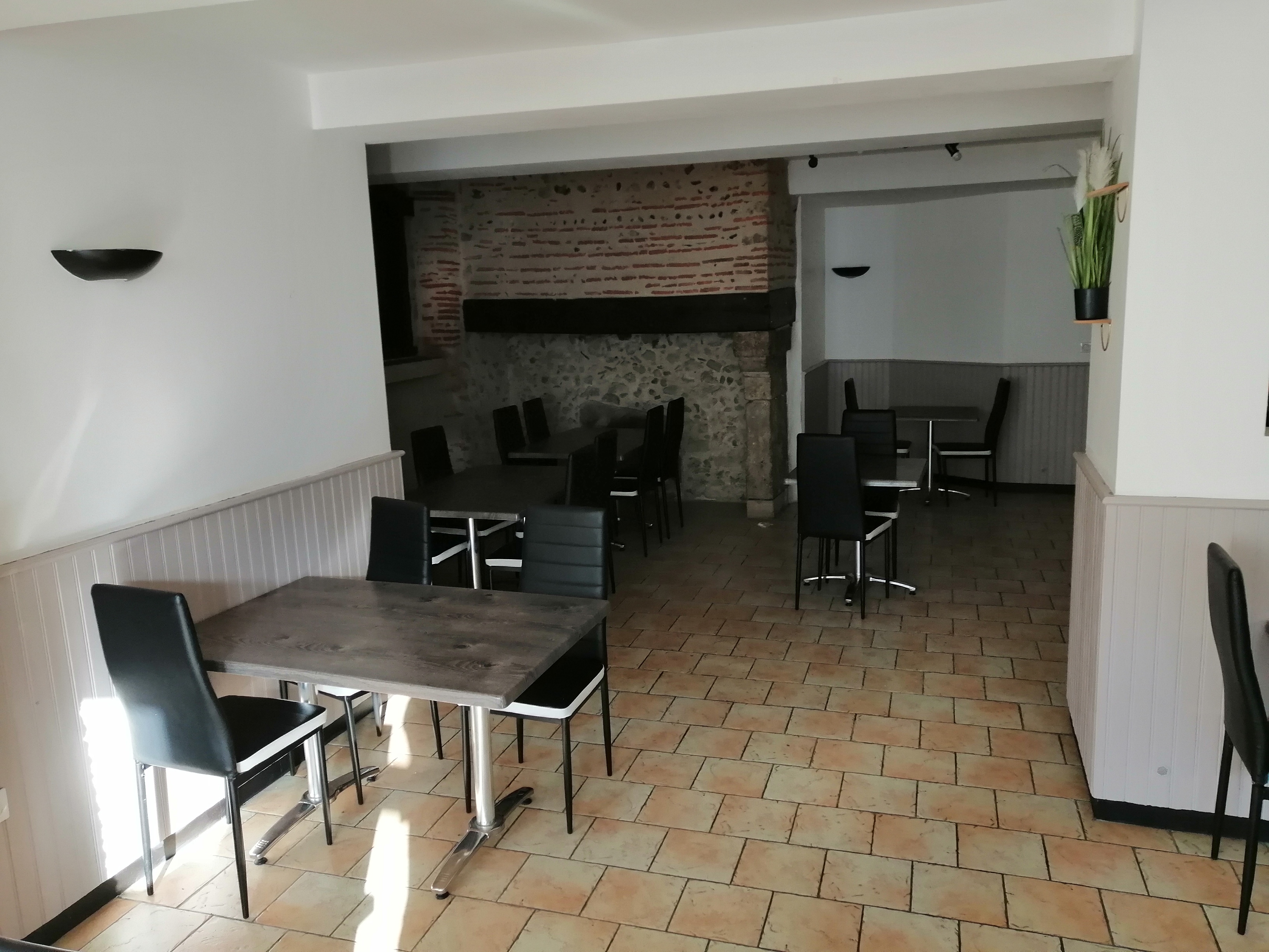 Immeuble à usage commercial et d'habitation à vendre.
Au cœur de Viella, village gersois de 540 habitants, l'immeuble est composé d'une surface commerciale de plus de 200m2, d'un appartement de 100m2 et de greniers à aménager de 200m2.
L'immeuble a été exploité en café restaurant et en pizzeria, il y a peu de concurrence aux alentours et les Viellanais ont hâte de retrouver leur café restaurant de façon pérenne.
Le village propose toutes les commodités (école, épicerie, tabac, coiffeurs, professionnels de santé) et n'attend plus qu'un couple dynamique pour faire revivre ce lieu d'échanges et de partages.