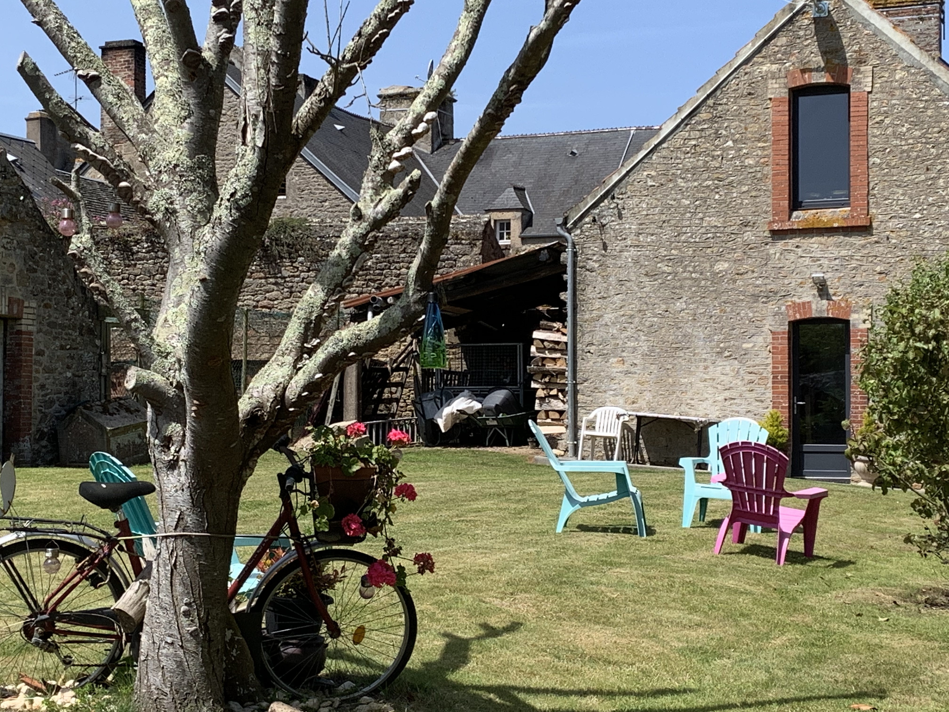 Au cœur de saint Pierre eglise, propriété de 450m2 avec terrain de 2500m2, comprenant une habitation de 200m2 à usage personnel. 2 gîtes de 70 m2 capacité 5/6 personnes, un gîte de 80 m2 capacité 8/10 personnes, 2 chambres hôtes 2/3 personnes, une chambre hôte familiale pour 4 personnes.