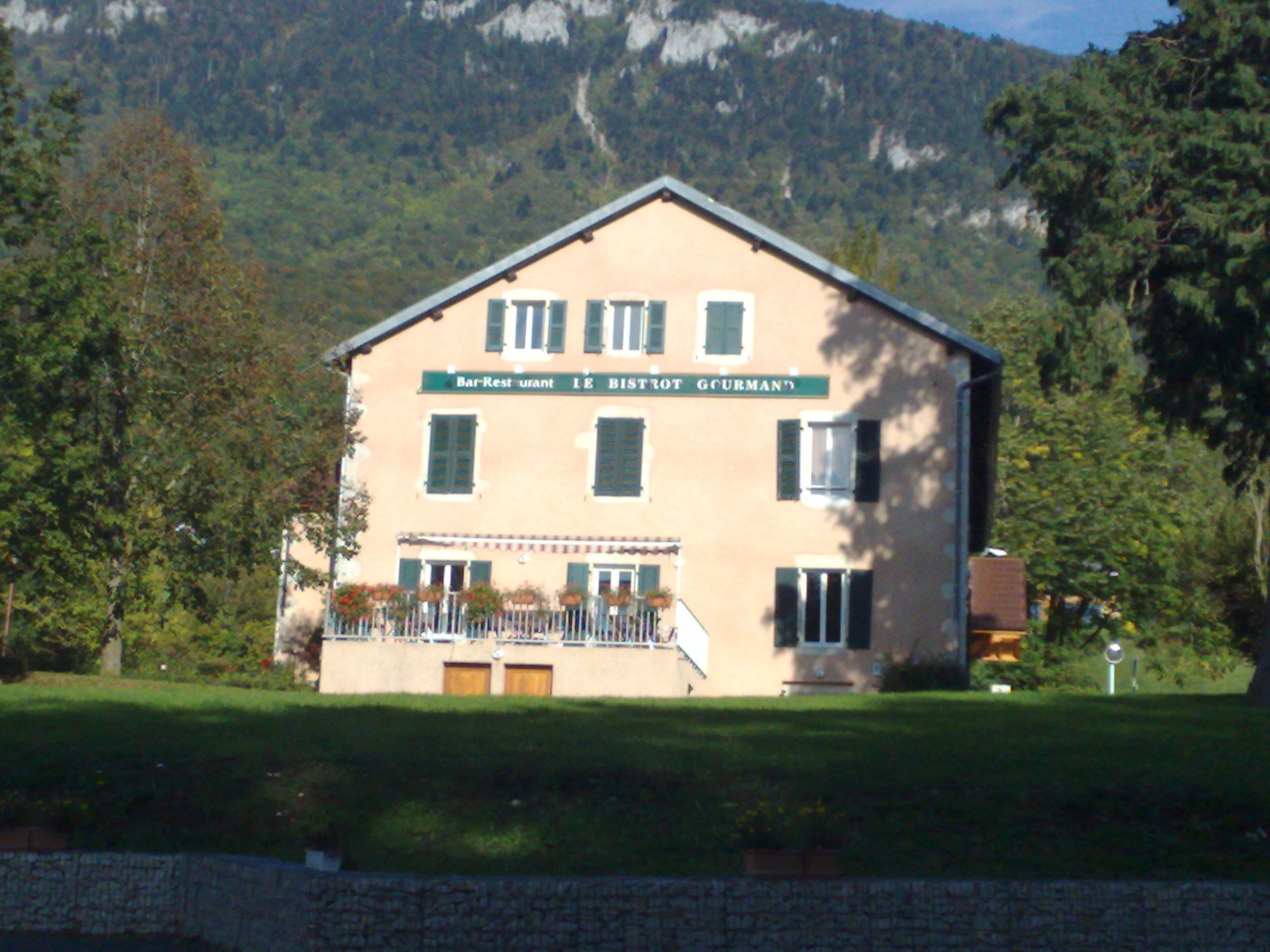 Cause retraite vend fond de commerce Restaurant idéalement placé au cœur du village de Lancrans dans une bâtiment communal situé dans la vallée de la Valserine, au pied des Monts du Jura, à proximité des stations de "Lelex" et "Les Rousses", à environ 20 minutes de Genève et à proximité d'Annecy.
Secteur touristique entre montagne et nature
Terrasse extérieure et parking public environ 30 places  devant la porte.
Une belle opportunité pour un professionnel souhaitant reprendre une affaire existante et développer son activité dans un environnement attractif.
Renseignements et visites sur demande