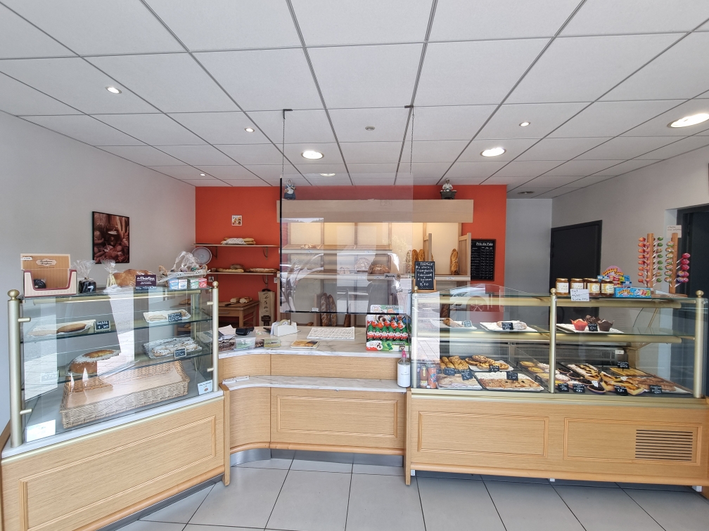 Vends fond de commerce boulangerie pâtisserie viennoiserie située au 11 bis avenue du Gevaudan à Badaroux en Lozère au bord de la nationale 88 à proximité d'un bar tabac et d'un restaurant avec un grand parking. Il s'agit dun village de 1 000 habitants avec 2 écoles, une crèche, un salon de coiffure, un cabinet de kinésithérapeute.  La superficie du magasin et de l'atelier réunit est de 180 mètres carrés avec une cave à disposition.  Le prix du fond de commerce est de 110 000 euros. CA 140 000 euros. Le loyer des murs est de 1 500 euros mensuel, avec possibilité de racheter les murs. Fort potentiel de développement.