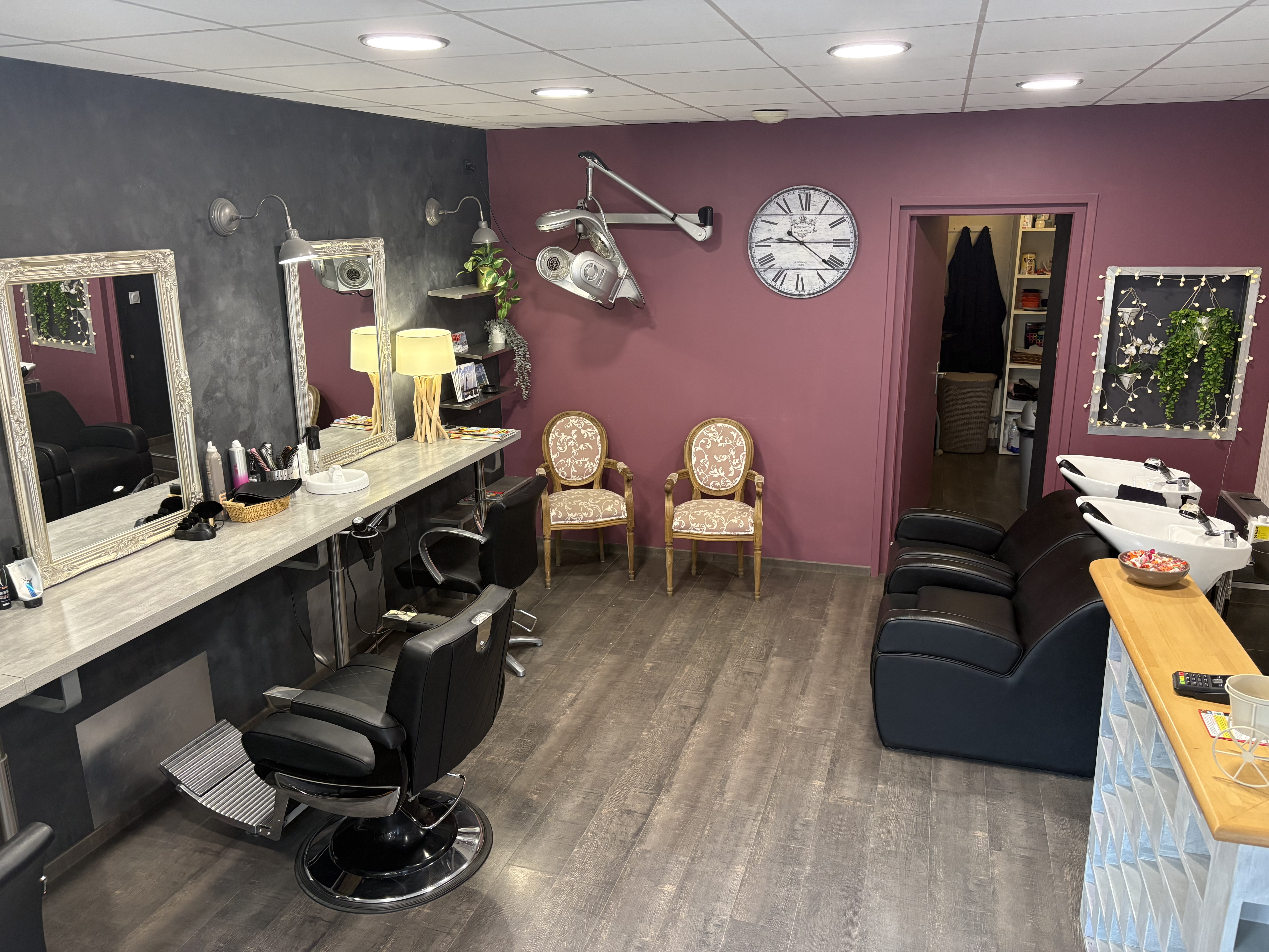 À vendre , 
fonds de commerce,  SALON DE COIFFURE sur l’île de Groix (Morbihan)
Local de 28 m², comprenant en espace Salon, une petite réserve et sanitaire.

Emplacement, exceptionnel, centre, bourg, le flux des touristes se multiplient, l’été assurant une forte rentabilité saisonnière.
Le salon, lumineux, bien équipé avec une clientèle locale, fidèle et un fort potentiel de développement. Clé en main.

Emplacement numéro un
Affluence, estival
Rentable et prêt à travailler
Tarif: 35 000 € tout équipé
Bail : 3/6/9      loyer : 650€