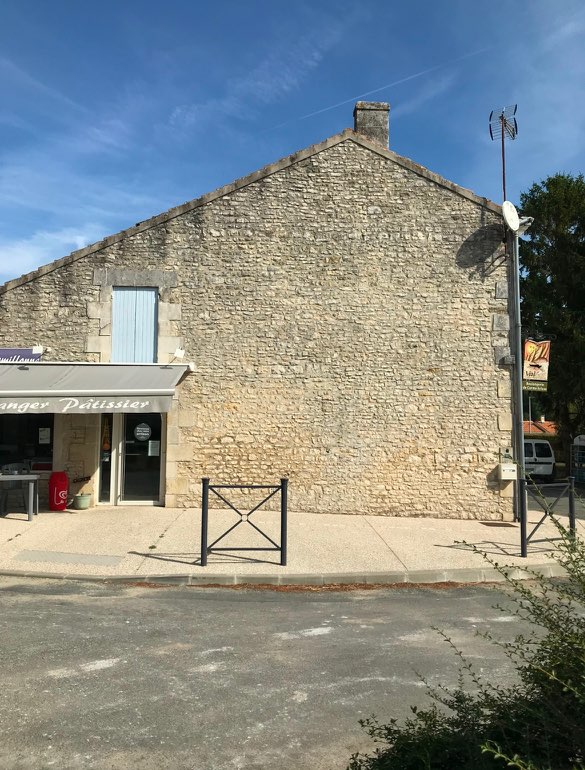 URGENT vend fond de commerce boulangerie -pâtisserie - épicerie dépôt de gaz , situé a 15 km de l océan dans un village en plein développement de 1300 habitant environ, c est un village où il fait bon vivre .de nouvelles cités ont vu le jour et d'autre en cour de construction, à proximité :école primaire garderie, espace de jeux , bibliothèque et de nombreux associations .
la boulangerie pâtisserie est le seul commerce alimentaire du village.
le commerce se compose:
-d'un magasin avec deux  vitrines :viennoiserie et l autre pâtisserie(moteur refait a neuf)
des présentoirs pour épicerie ,a l arrière du magasin une grande réserve pour épicerie ou autre donnant sur un grand jardin clos avec un très grand Hangard et accès au fournil.
le fournil :four électrique, chambre de pousses, diviseuse, pétrins, tours réfrigéré cinq portes avec dessus marbre neuf frigo américain spécial traiteur et matières premières.
le tout est très bien équipé, matériel entretenu, locaux sont lumineux, habitation, boutique et laboratoire.
logement dans le même bâtiment composé: entrée, pièce à vivre, cuisine américaine, bureau, salle de bain avec WC. Étage 2 grandes chambres, dressing, salle de bains .le loyer de 714€60 magasin +appartement
convient également pour première acquisition.de nombreuses choses sont à développées comme les livraisons, les dépôts, le petit marché, le coin terrasse , dépôt colis(relais colis) et de gaz etc..
JE RESTE A VOTRE DISPOSITION POUR PLUS DE PHOTOS ET RENSEIGNEMENT.
le prix est négociable
possibilité de vendre que le matériel