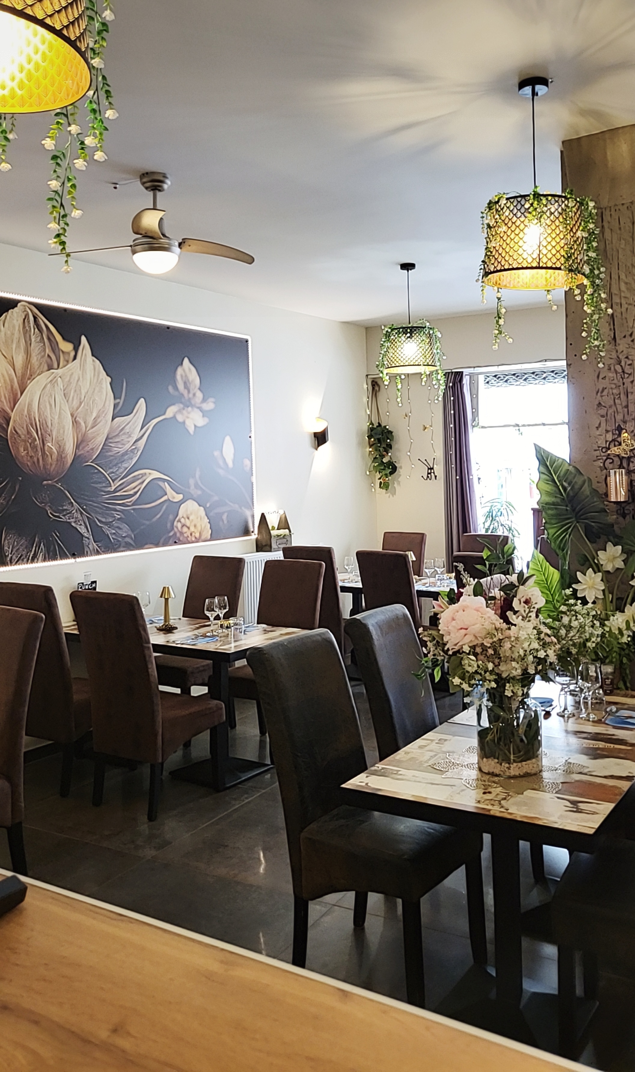 Vend fond de commerce restaurant situé dans un jolie village de 2200 habitants 
Logement inclus
Bail 3/6/9 avec la mairie 
Capacité du restaurant 30 couverts grange ,réserve .
Possibilité de terrasse à l'arrière 
Du restaurant en accord avec la mairie 
Une partie du matériel est compris dans le bail car elle appartient à la mairie
Le reste du matériel indispensable au démarrage de l activité peut ajouté en partie ou en totalité au fond de commerce à définir ensemble