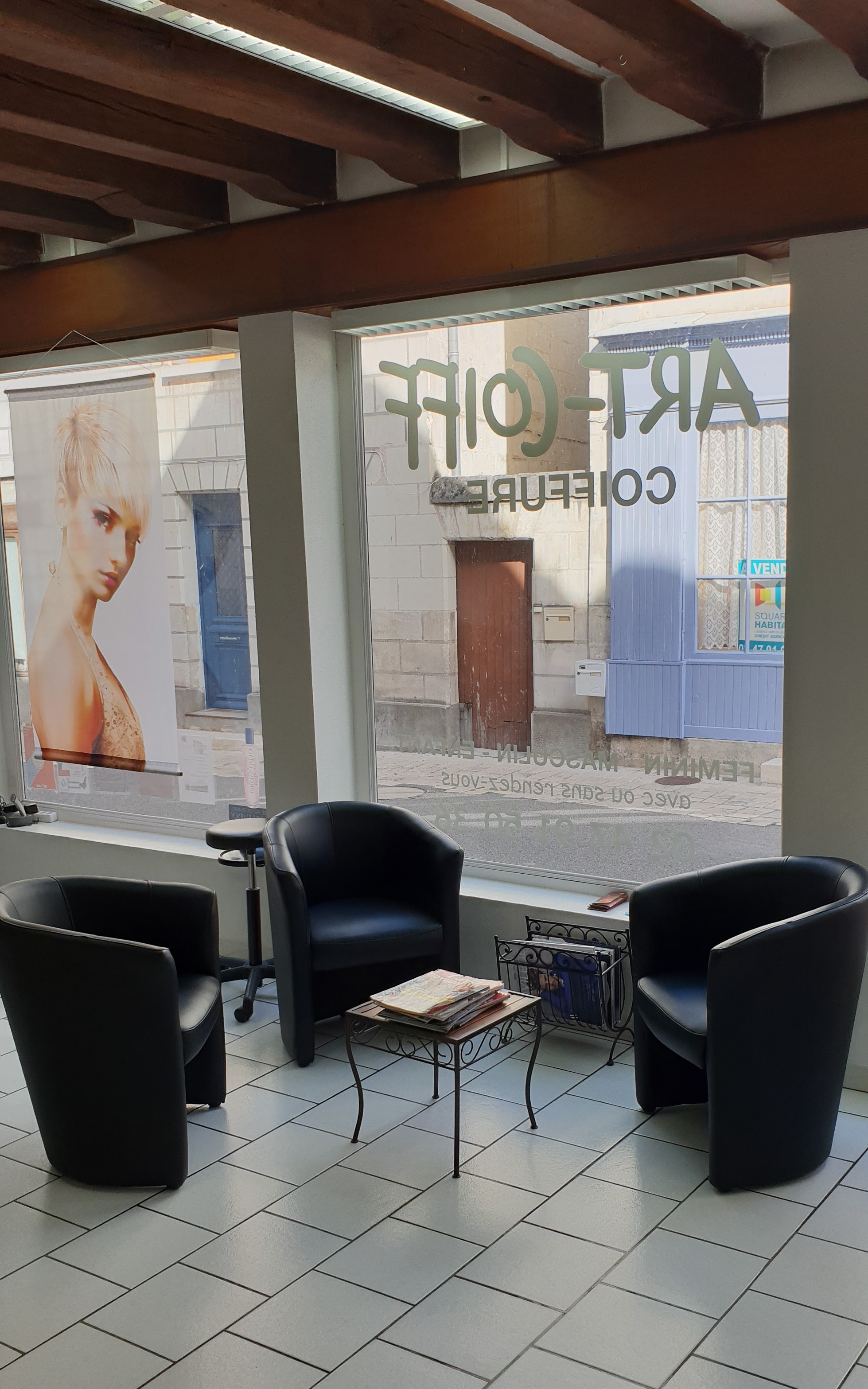 Salon de Coiffure mixte centre ville en Sud Touraine dans une charmante ville touristique Loches Beaulieu Lès Loches
Bail avec coiffure en salon et à Domicile et vente de produits cosmétique
Surface de 70m2 avec Labo Hotte Perceval aux normes
3 Bacs massant
6 Postes de coiffage + 1 Poste avec fauteuil Barbier
Très belle vitrine très lumineuse
Loyer 453€
Stationnement gratuit
Salon exploité depuis plus de 30 ans avec une clientèle fidèle.
Réserve avec Lave linge et Sèche Linge
Chiffre d'affaire constant avec un fort potentiel de développement
Sans Salariés
Bilans Positifs avec Bénéfices chaque année
Aucuns travaux à effectuer
Visites faciles et sur rendez-vous.