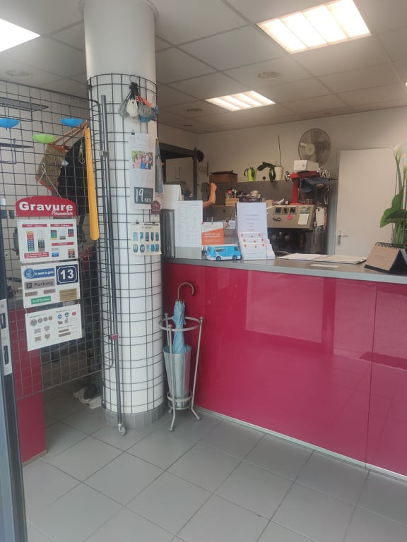 Local de 21 m2 situé dans une commune en pleine extension entre Caen et la mer. 
Loyer très modéré avec grande possibilité de stationnement.
La cordonnerie offre aussi le service Mondial Relay