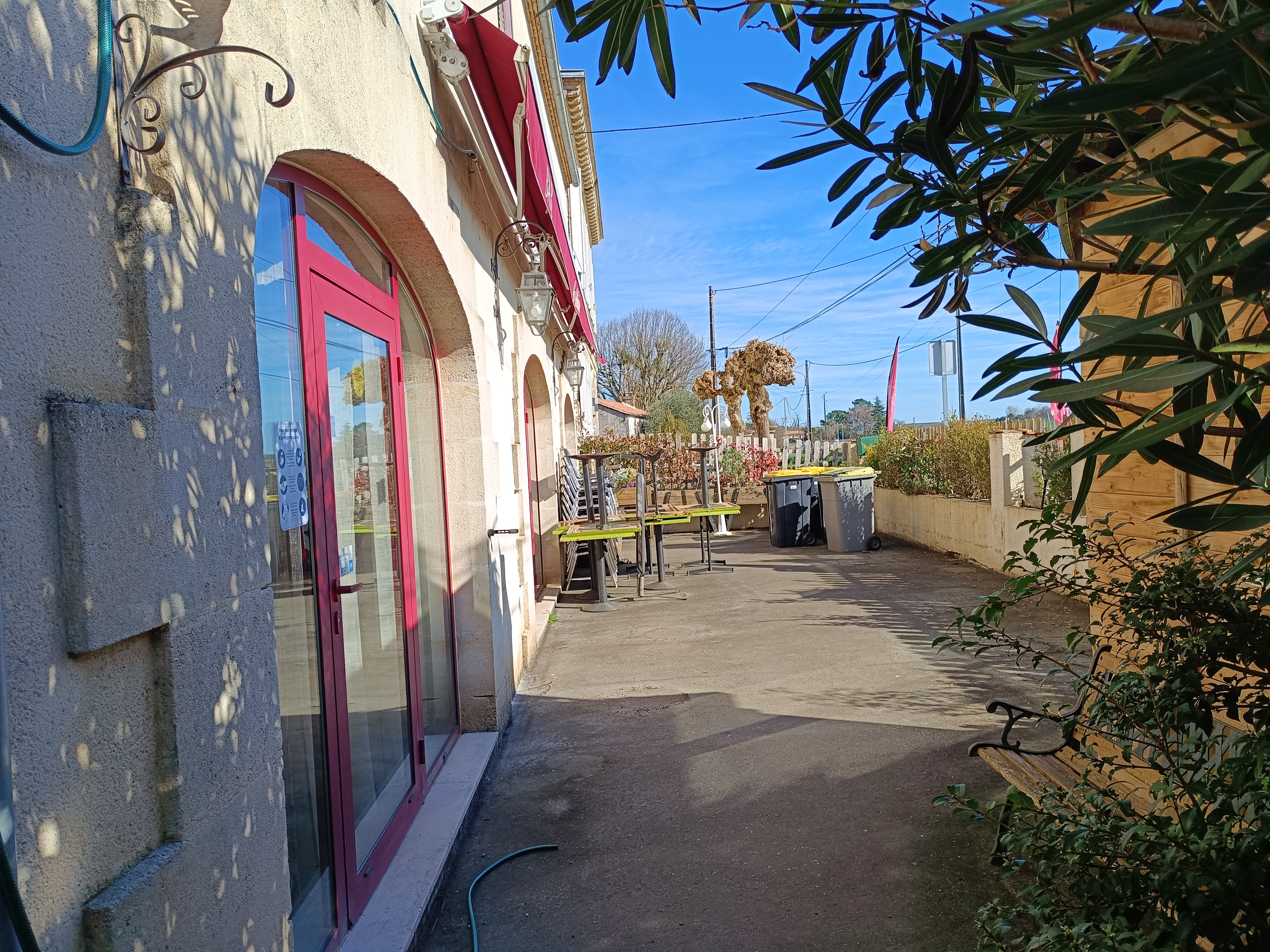 Immeuble atypique en pierre de Frontenac avec vue sur vignes de l'entre de mers comprenant le bar, salle de restaurant climatisé pour 50 places, salle attenante climatisée pouvant accueillir des groupes de 30 personnes, la terrasse pour 30 couverts. WC handicapé et WC simple . 
Cuisine professionnelle de 20m2, plonge et lėgumerie séparée, réserve et grenier, chaufferie et lingerie, chaudière à gaz de ville changée il y a 4 ans.
Village de 1500 habitants avec grottes Célestine et château a visiter, casse de voitures européennes, cave viticole. Village dynamique avec tous commerces, centre médical, maison de retraite, zone artisanale, école et lycée, camping et gendarmerie, proche de Saint Émilion et à 30 minutes de Bordeaux.
A l'étage appartement avec 3 belles chambres, salon, salle à manger de 60 M2, cuisine indépendante, WC et salle de bain et douche, idéal pour famille avec enfants.
Le plus de ce bâtiment accès handicapé, 15 places de parking privé sur 1600 M2 de terrain arboré pouvant être divisé ou possibilité de bâtir maison de 130m2 ou agrandissement du bâtiment existant.
Une visite s'impose pour un beau projet de vie.