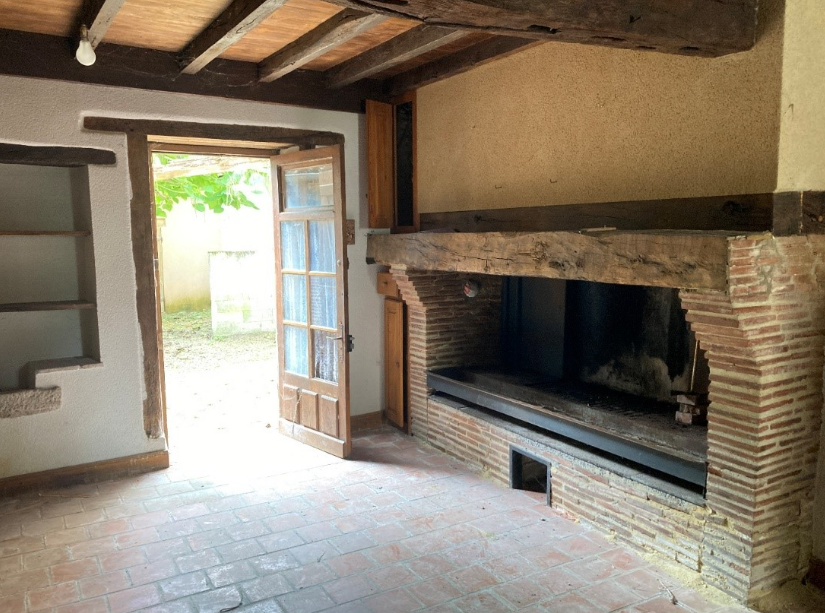 Appel à entrepreneur - Ouverture d'un café restaurant multiservice - commune de Panjas, Gers (32)

La commune :
Panjas, Panjàs en gascon, est un village chargé d’histoire. Il se situe au cœur du territoire armagnacais, entre vignes et forêts. Panjas est riche de culture & d’histoire (château féodal, église du XIIème et XVème siècle, remarquable par la richesse de ses peintures iconographiques), Bataillon de l’Armagnac. Cette richesse se retrouve dans une population de 463 habitants soudée autour de ses moments forts, de sport, de culture et de fête. L’économie de Panjas se caractérise par une économie fortement tournée vers la viticulture et ses blancs renommés tout autant que son Armagnac. Le village est situé sur la zone de chalandise de Nogaro. Le village de Panjas ne compte plus de commerce. C’est pourquoi la commune s’est fortement investie pour engager une rénovation du foncier et créer un lieu de convivialité.

Activités déployées : bar, restauration, animations, traiteur, épicerie, dépôt de pain, relais colis.
Opportunités : boutique de vins et spiritueux pour la coopérative / petite hôtellerie.

Le local :
• Etat neuf – livré début juillet 2025
• Tout équipé (sauf tables et chaises)
• Superficie : salles de restaurant 96 m² et terrasse > 100 m²
• Stationnement à proximité

Contrat proposé : location > bail précaire d’un an à l’issu duquel il sera possible de signer un bail commercial 3-6-9. Mise à disposition de la Licence IV .

Aspects financiers :
• Apport financier pour équipement table et chaises, stocks et trésorerie à prévoir.
• Loyer TTC : 650 € HT avec logement (T2) par mois.
• Cautions : 1300 € pour le loyer, 1000 € pour le matériel.

Profil de gérant recherché :
• Vous possédez des vraies qualités de commerçant et une vive volonté d’entreprendre.
• Vous souhaitez vous engager en faveur de la ruralité et en comprenez les enjeux. Une bonne connaissance du territoire serait un plus.
• Vous justifiez d’une expérience significative dans le secteur de la restauration ou du commerce et maitrisez les techniques culinaires essentielles, ainsi que les normes d’hygiène et de sécurité.
• Vous avez des bases solides en gestion et faites preuve de rigueur et d’organisation.