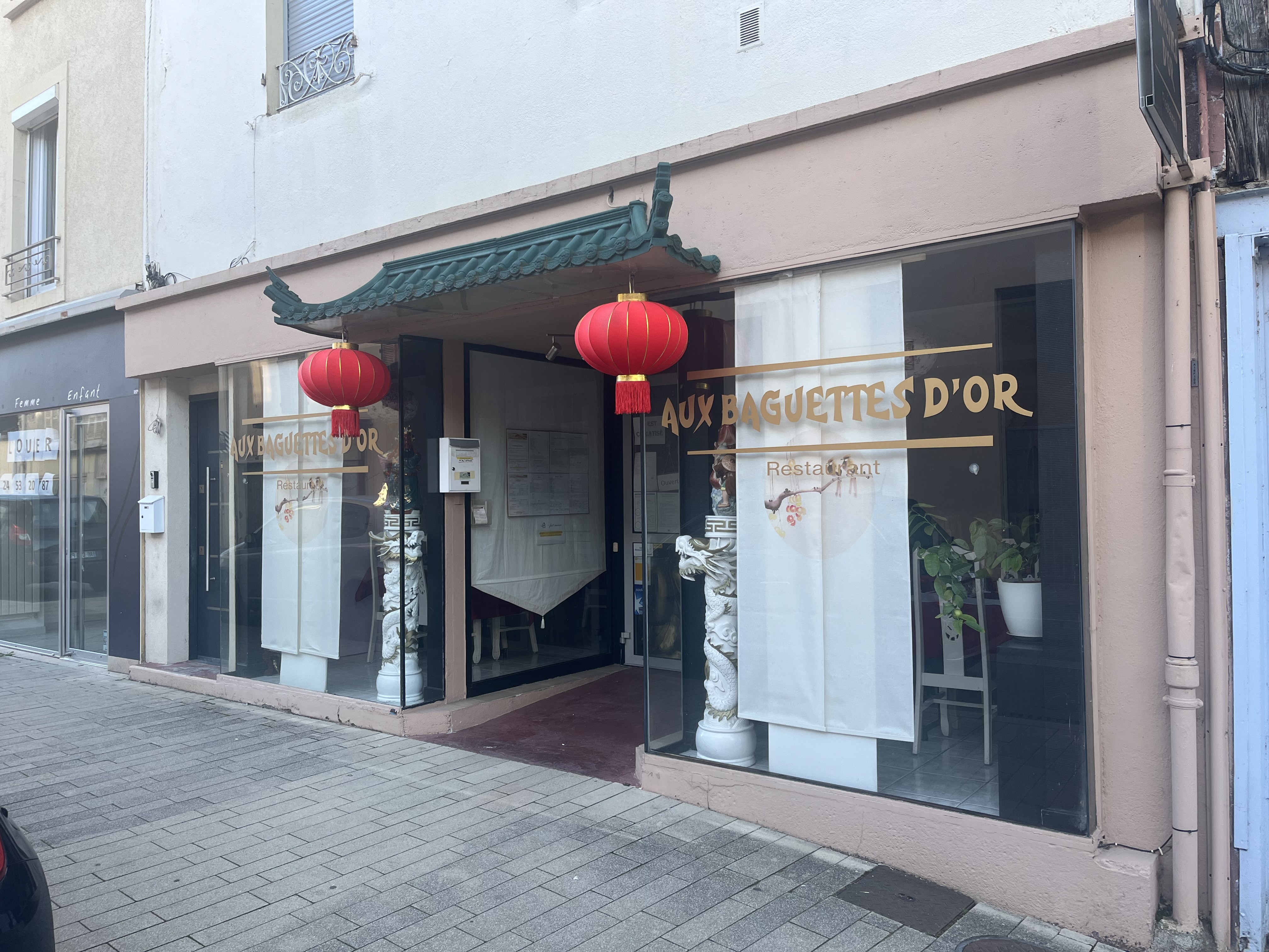 Vente fond de commerce 
restaurant traditionnel asiatique avec une façade de 6 mètres linéaires,   bénéficie d'une bonne visibilité.la salle climatisée de 44 m² permet d'accueillir 35 couverts,
laboratoire cuisine de 15m² un établissement prêt a l'exploitation.
Paray le monial, située en Saône-et-Loire, elle doit sa renommée a sa basilique su 
sacré-cœur, joyau de l'art roman clunisien, qui attire chaque année des milliers de pèlerins et des visiteur  du monde entier.
située à proximité de villes comme Macon , Chalon-sur-Saône et Roanne.
Paray le monial est bien desservie par des axes routiers et ferroviaire.