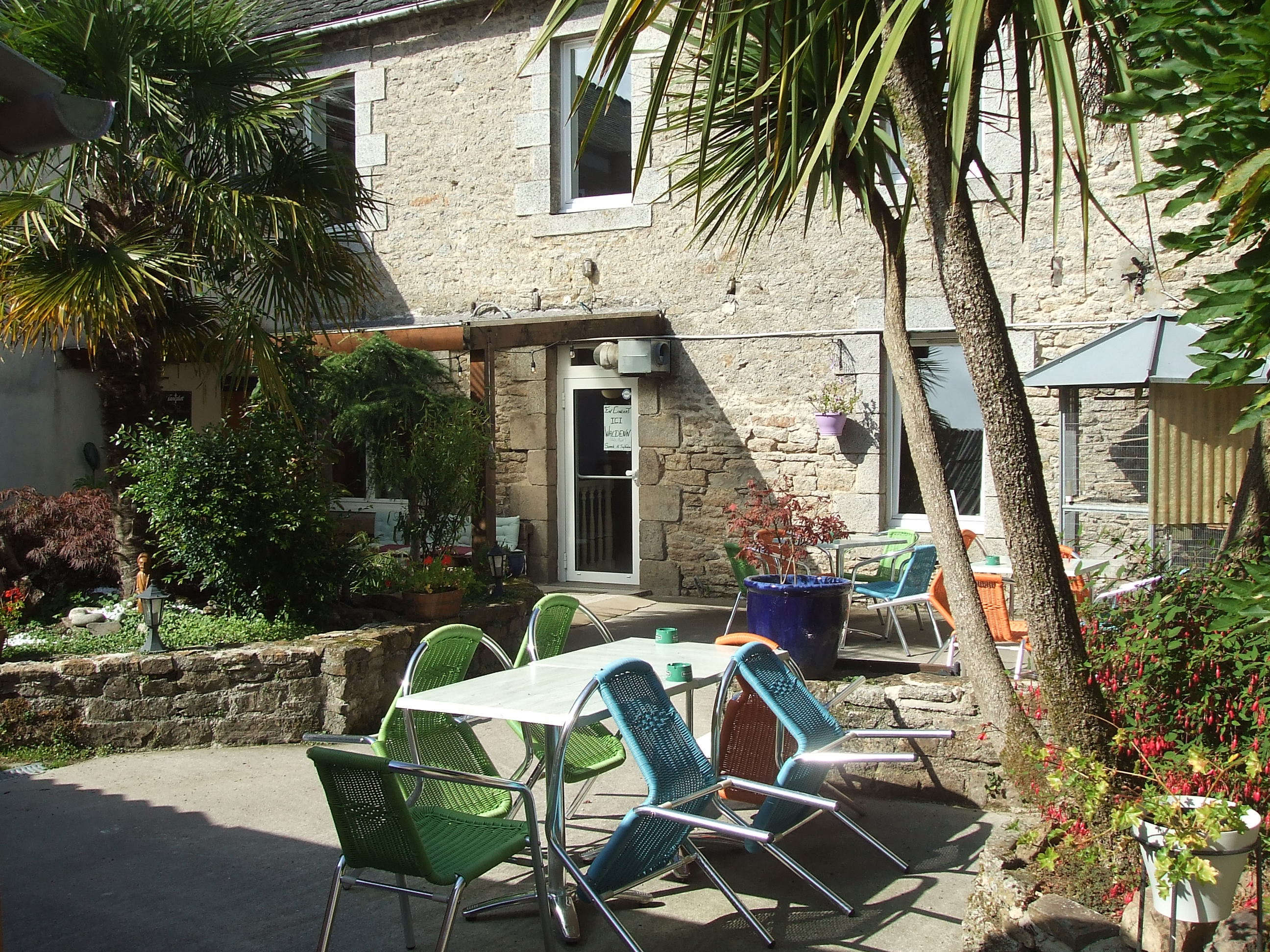 - BAR, TABAC, FDJ, PIZZA A EMPORTER
 Opportunité  rare  en  cœur  de  village  reprise  du  fonds  +  acquisition  des  murs   
Description : Vente  d’un  fonds  de  commerce  - BAR, TABAC, FDJ, PIZZA A EMPORTER opportunité  rare  en  cœur  de  village  reprise  du  fonds  +  acquisition  des  murs   Description: 
Vente  d’un  fonds  de  commerce  polyvalent actuellement exploité en bar – tabac – presse – dépôt de pain avec activité pizza à emporter très rentable (CA pizza ≈ 50 k€ / an sur les soirées vendredi/samedi). L’ établissement comprend un comptoir tabac, un bar (120 m²) une cuisine et 2 réserves + une bâtisse annexe de 100 m2 exploitable  pour  l’organisation  de  repas  de  groupe,  séminaires  ou  soirées  privées  —  un  vrai  atout pour  développer l’événementiel et la restauration sur place. Horaires actuels: Semaine : 8h–13h et 16h–21h Vendredi & samedi : ouverture prolongée jusqu’à  1h  du  matin  Fermé  :  dimanche  et  lundi. Locaux en très bon état; RIEN A FAIRE (toiture et isolation refaite en 2020, toilettes PMR...),  cuisine  équipée  pour  pizza  à  emporter.  P. Emplacement central dans le bourg —clientèle  locale  fidèle  + passage  touristique  estival.  Opportunités  de  développement:  *  Transformer  une  partie  de  la  salle  en  espace restauration sur place   * organisation  de soirées à thème  * Offres traiteur * repas  pour randonneurs et groupes (parcours autour des Monts d’Arrée). L'établissement se situe dans un petit bourg des Monts d’Arrée, riche en patrimoine et attractif pour les randonneurs /touristes (parc naturel régional d’Armorique). Le bourg dispose d’une vie locale active. L'établissement et la crêperie du bourg sont les 2 uniques commerces.   Localisation : EPCI CC Monts d'Arrée Communauté (29)
Caractéristiques de l’entreprise :le commerce comporte différents espaces: - le comptoir tabac - le bar - une jolie terrasse aménagée (100m²) - une réserve tabac/plonge -une cuisine inox avec four à pizza - une réserve boisson - une maison annexe dans laquelle il est possible d'accueillir des groupes pour des repas, cafés d'enterrement... -
un appartement (RIEN A FAIRE) de 180 m2 au dessus du bar disposant d'un espace salon/cuisine/séjour de 70m² et 5 chambres 
Commentaires Effectifs - Chiffres clés :1 CDI à temps partiel qui ne sera pas à reprendre +1 contrat extra le vendredi commission tabac loto jeux ... à ajouter au CA: 2022: 29335 € 2023: 30 650 € 2024: 33 766 €