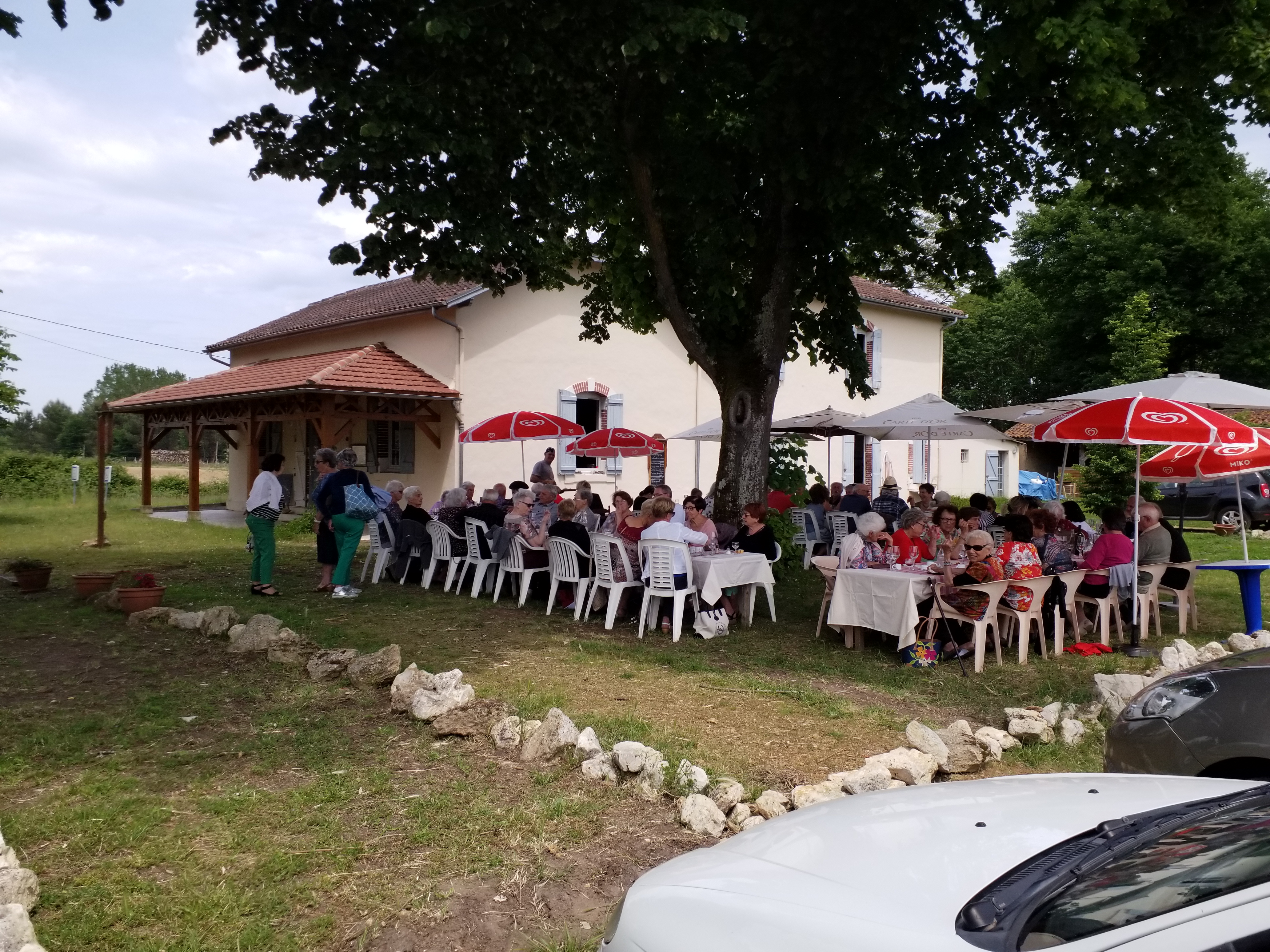 URGENT

À vendre cause retraite, ce fonds de commerce restaurant est situé dans le village d’Escalans, dans le Bas Armagnac, proche d’un village de 1280 habitants avec toutes commodités, à 15 minutes du Centre Thermal de Barbotan-Les-Thermes et à 45 minutes de Mont-de-Marsan.
L’établissement a été complètement rénové et mis aux normes ERP en 2006 et régulièrement entretenu. Vous pourrez donc vous installer dans un local parfaitement adapté.
Il n'y a donc ni travaux ni investissement à prévoir.
Accueil de la clientèle : deux salles, un auvent, une terrasse aérée et à l’ombre de tilleuls centenaires, face à une église romane.
Cuisine : Espace chaud, espace froid, espace dessert. Possibilité de créer un laboratoire de traiteur. Deux réserves.

Cette ancienne auberge est une institution locale existant depuis près d’un siècle avec une clientèle fidélisée de locaux, curistes, résidents anglais et belges, marcheurs et cyclistes aux beaux jours.

Les murs appartiennent à la mairie avec un loyer de 662.51€ HT/mois incluant un logement de fonction de 90m² situé au-dessus du restaurant. La commune soutient activement ce projet de reprise et est très désireuse d’accueillir idéalement un couple prêt à redynamiser le seul commerce de ce village menacé de fermeture sans repreneurs.

Le prix du fonds est fixé à 45000 euros négociables.
