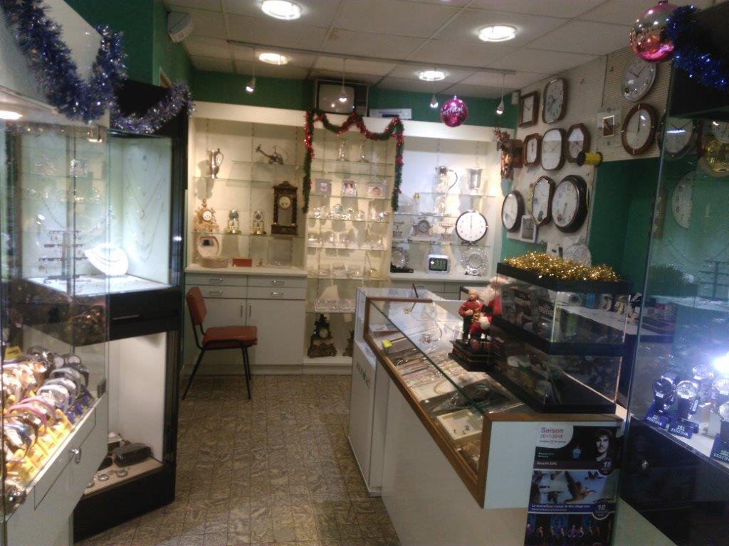 cause retraite Vend ou( loue avec promesse d'achat sur 3 ans) fond de commerce horlogerie bijouterie situé dans l’Eure a conches en ouche 27190 village en pleine expansion dans immeuble rénové avec atelier sur place et arrière boutique, possibilité d’appartement au dessus du magasin
 Avec coffres fort et alarme au normes .
. informatique avec logiciel bijou 3  a voir nouvelle mise a jours
 9 vitrines intérieur + 3 vitrines tournante Et 4 vitrines de façade ,2 comptoirs placard avec tiroirs et étagères
Matériel : machine Gravograph pour graver plaque, bijou, timbale et rond e serviette, avec 5 jeu de lettres et machine a affûter les fraise . Machine a graver les alliance
Cuve a ultra son pour nettoyage bijou et horlogerie . machine a polir centrifugeuse OTEC
Potence pour ouvrir les montres+potence pour poser les verres et fermer les boite de montres etc.…..clientèle existante réussite assuré si sérieux zone chalandise seul pour 10000 habitant
aide a la reprise avec accompagnement d'ouverture.
Pour tous renseignement Tel :06 72 89 89 89