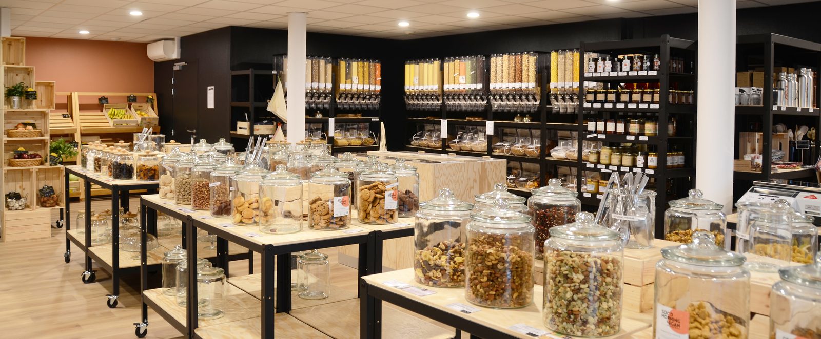 La structure à reprendre

Du Bonheur en Bocal est une épicerie bio, vrac et locale ouverte en 2021 à Saint-Étienne-de-Montluc. C'est un lieu où l'on vient faire ses courses sans emballage superflu, échanger quelques mots ou de longues conversations et demander un conseil. C'est aussi un débouché fidèle pour de nombreux maraîchers, fermiers et artisans des environs, et un lien précieux pour certaines personnes âgées de la commune.

Après les fermetures du P'tit Poids à Couëron et du Ty Vrac de Maman à Treillières, c'est l'une des dernières épiceries bio et vrac indépendantes à l'ouest de Nantes.

L'opportunité

Après une belle aventure, les associés souhaitent passer la main. Ils cherchent la personne qui fera de l'épicerie son activité professionnelle principale et la fera vivre longtemps.

L'affaire est saine et bien lancée, avec une clientèle fidèle et un chiffre d'affaires de plus de 340 000 € par an, en progression. Le prêt bancaire est presque entièrement remboursé. Selon le profil du repreneur, des personnes attachées à l'épicerie pourraient envisager de l'accompagner financièrement, en complément de son propre apport.

Ce que nous proposons

une transmission accompagnée : fournisseurs, producteurs, outils, habitudes de la clientèle et petits secrets du vrac ;
un réseau local solide de producteurs et de clients fidèles ;
les informations financières détaillées, communiquées aux candidats sérieux après signature d'un engagement de confidentialité.
Pour candidater

Toutes les informations et le formulaire de contact sont sur notre page : https://pro.bonheurenbocal.fr/epicerie-a-reprendre-saint-etienne-de-montluc/