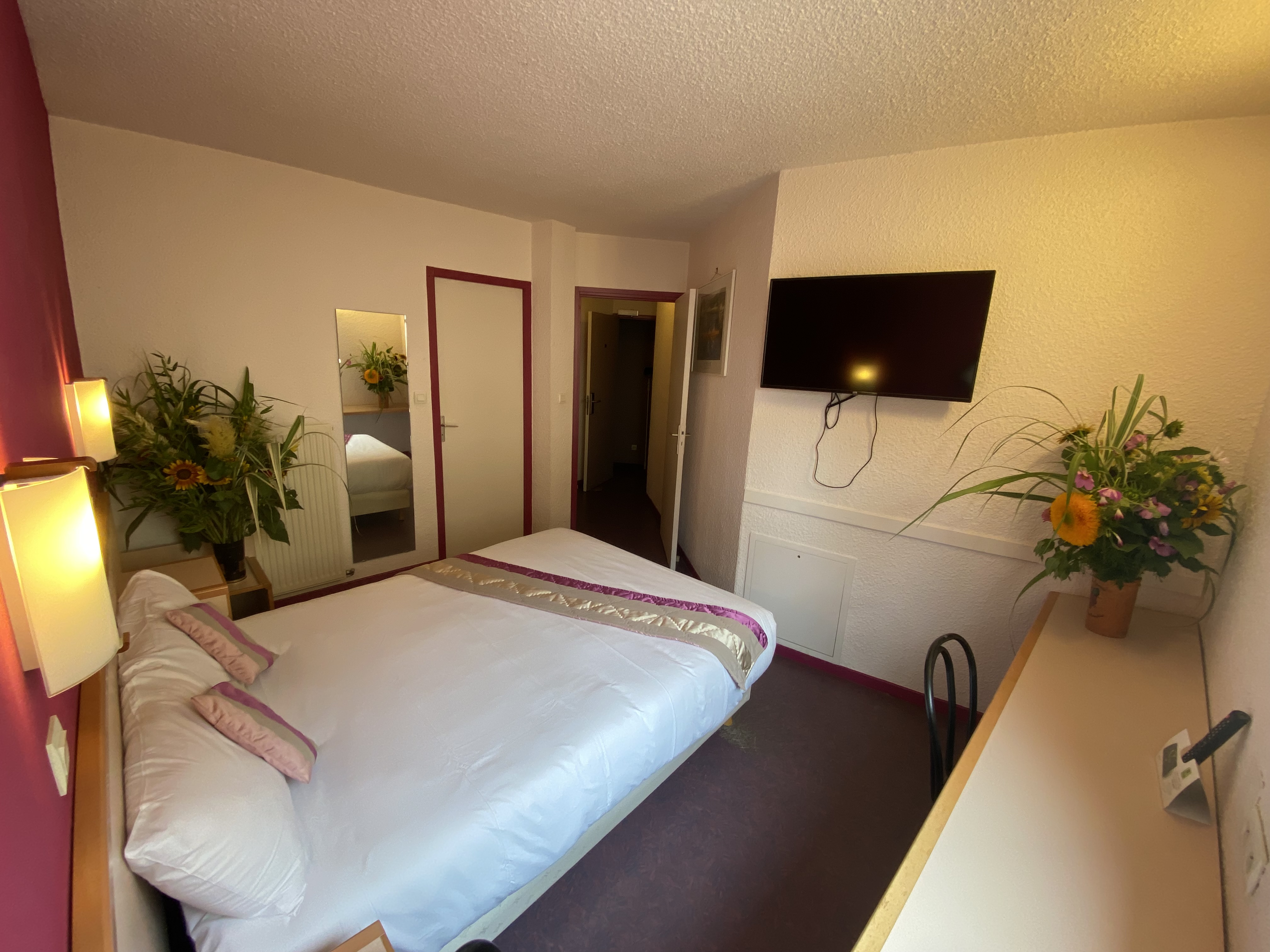 A vendre fonds de commerce Hôtel Bar Restaurant 2*

 Situé à égale distance de MÄCON et de Chalon sur Soane dans 1 village de bourgogne, en pleine campagne sur un site très touristique (clientèle étrangère) et clientèle de groupes
L’hôtel restaurant se trouve sur un beau parc fleuri et clos de 9 000 m² avec piscine. Il se compose de 30 chambres dont 2 chambres PMR 2 salles de restaurant +1 salle de réunion et salle pour les petits déjeunés, en période estival il y a 2 terrasses ombragées

Cuisine avec appareil récent et fonctionnel, grande cave voutée, logement de fonction Le bâtiment est parfaitement agencé pour des repas d’affaires, de groupes, mariages, banquets, séminaires, etc. l 'ensemble est aux normes, pas de travaux à prévoir
. Un grand parking privé pouvant accueillir les bus est disponible, Possibilité de développer le chiffre d’affaires car pour l’instant le restaurant n’est pas ouvert en permanence

CA 2024. 310 000 €, chiffre d’affaires en progression depuis le covid 
Établissement saisonnier
 Prix du fonds de commerce 160 000€,  
possibilité d acquérir les mur
Pour tous renseignement merci de contacté au 07 88 50 00 07 ou par mail : chef.nouv.41@gmail.com