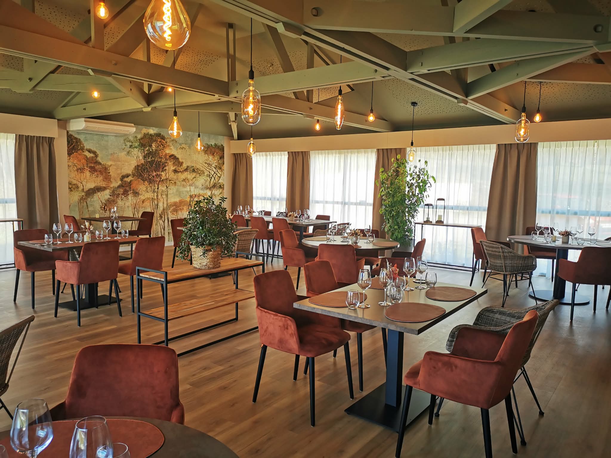 Restaurant semi-gastronomique idéalement situé sur la commune de Miers, au bord du lac de la source et situé au sein de l’espace de loisirs de la source salmière. Le restaurant dispose d'une clientèle fidèle et bénéficie d'une forte affluence touristique en haute saison. 
Le restaurant a été entièrement rénové avec goût en 2022, le mobilier intérieur a trois ans et le mobilier d’extérieur (chaises, parasols) a été renouvelé en 2024.
Le restaurant bénéficie d’une grande salle moderne et lumineuse, d’une capacité d’une quarantaine de couverts, d’une terrasse sur pilotis surplombant le lac également d’une quarantaine de couverts, ainsi qu’un espace bar, accueil.
Aujourd’hui le restaurant est ouvert à l’année, avec 2 jours et demi de fermeture par semaine et opère en haute saison avec un effectif de 5-6 personnes. Deux salariés en CDI à l’année prêts à continuer l’aventure.
Capacité : volontairement limité aujourd'hui à 40 couverts en salle, 40 couverts en terrasse, la surface permet la possibilité d’augmenter le nombre de couverts.
Terrasse ombragée au bord de l’eau, avec vue 360° sur le lac de la source.
Cuisine moderne entièrement équipée (four mixte, cellule de refroidissement, frigos, machine sous-vide) et est vendue avec l’ensemble du matériel de cuisson.
Établissement rénové en 2022, mobilier extérieur et intérieur quasi-neuf, pas d’investissements à prévoir.
Grand parking devant le restaurant.
Cadre unique au cœur du parc de la source salmière, sans route à proximité, calme et dépaysement garantie.
Loyer très intéressant.
Restaurant avec une très belle réputation locale, offrant des axes de développement.
Valeur du fonds de commerce : 250 000 €

C.A : Sur demande
E.B.E : Sur demande
Loyer : Sur demande