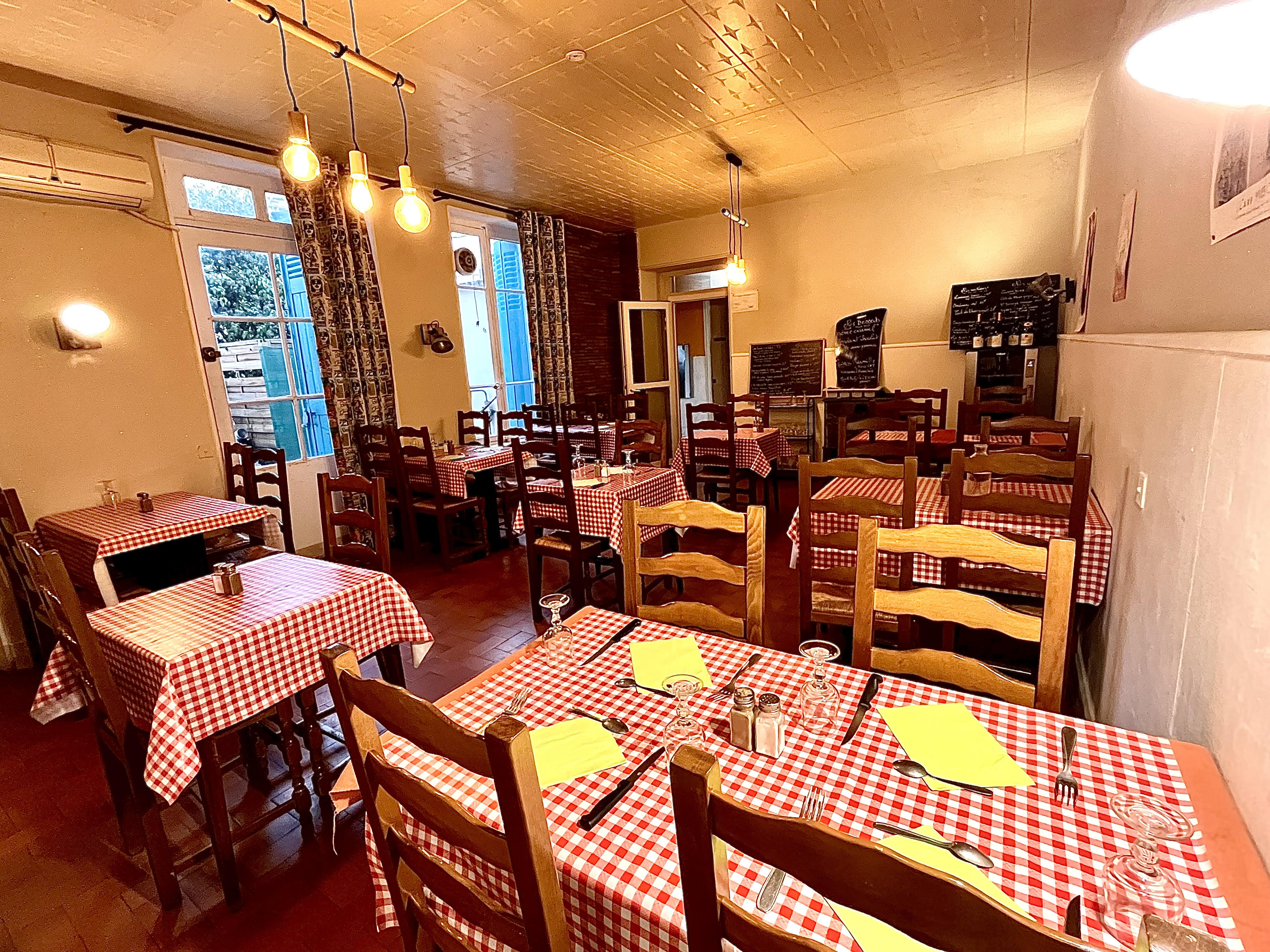 Bistrot / Restaurant 
Terrasse 40 couverts
Salle 30 + 12 couverts
Stationnement gratuit
Clients fidèles + touristes