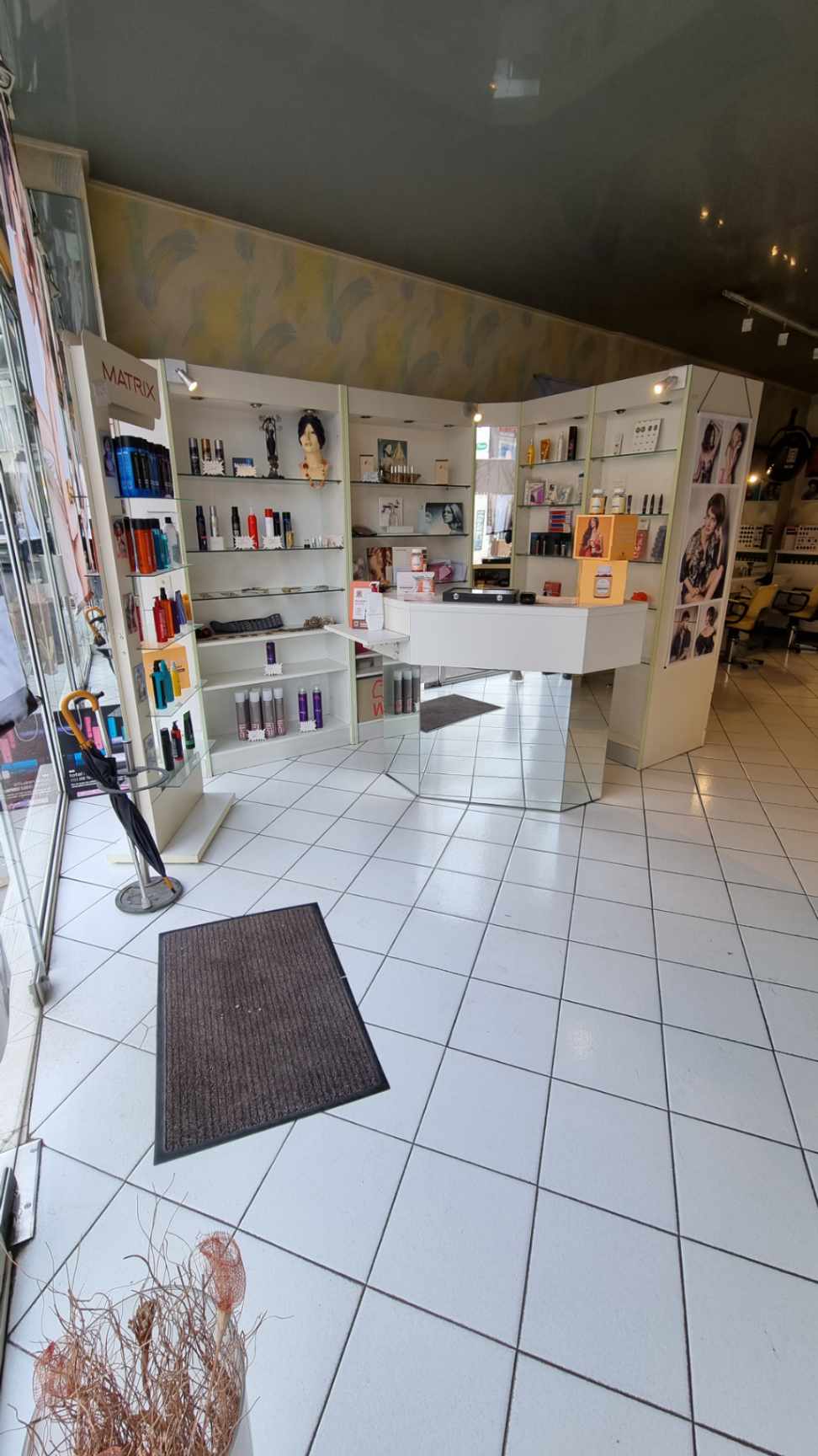 Fond de commerce salon de coiffure mixte à vendre. 86m2, 2 ouverture dans 2 rues différentes, pas d employé à reprendre