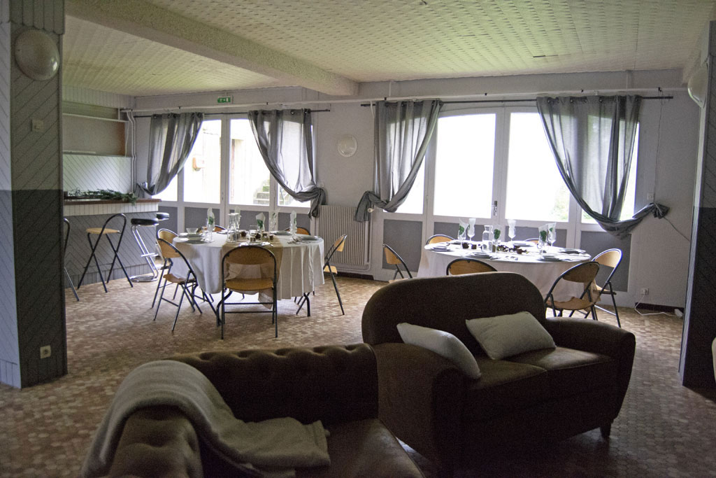 À vendre, ensemble touristique de charme situé en Haute-Loire, sur la commune de La Chapelle-Geneste, en environnement naturel
préservé, idéal pour un projet de vie et d’exploitation en couple. L’établissement, exploité depuis 2001, bénéficie d’une clientèle fidèle et
diversifiée (locale, régionale, nationale et internationale), orientée principalement vers une clientèle de particuliers en recherche de
calme, nature et authenticité. Le site développe une surface d’environ 1.500 m² et se compose de 12 gîtes indépendants, permettant une
capacité d’accueil importante et flexible : 84 personnes, 34 chambres. L’activité est exploitée à l’année. Les équipements et
infrastructures offrent un cadre attractif et complet : piscine, salle de jeux, salle multi-activités (adaptée notamment PMR) pouvant
accueillir 120 personnes assises, terrasse et espaces extérieurs, parking, environnement naturel privilégié. L’ensemble est globalement conforme
aux normes en vigueur (hygiène, sécurité, accessibilité partielle). L’exploitation est aujourd’hui assurée par 2 exploitants avec un renfort
saisonnier. Le chiffre d’affaires s’élève à environ 95.000 € HT (2025), avec un potentiel de développement réel (optimisation du taux de
remplissage, montée en gamme, diversification des offres : séminaires, groupes, bien-être, etc.). Vente pour cause de départ à la retraite.
Le cédant est propriétaire des murs, avec possibilité de cession globale (fonds + immobilier). Un accompagnement du repreneur est
possible. Profil recherché : Projet idéal pour un couple souhaitant s’investir dans une activité touristique avec cadre de vie qualitatif et
potentiel de développement. Points forts : ensemble touristique clé en main, cadre naturel attractif et recherché, capacité d’accueil
importante (12 gîtes), activité existante avec clientèle fidélisée, fort potentiel de développement (commercialisation, montée en
gamme, diversification), immobilier inclus (selon modalités de cession). Détails du prix de vente de 720.000€ Fonds (matériel), Maison
d'habitation de 200m², Parc de 12 gites + piscine + salles de réception, etc... : Ces tarifs s'entendent Hors Frais d'Agence Eventuels. La CCI
ne prend aucune commission sur la transaction sur la vente. En cas de rachat, merci de vous adresser au conseiller CCI pour étudier les
subventions possibles pour une rénovation éventuelle du domaine.
