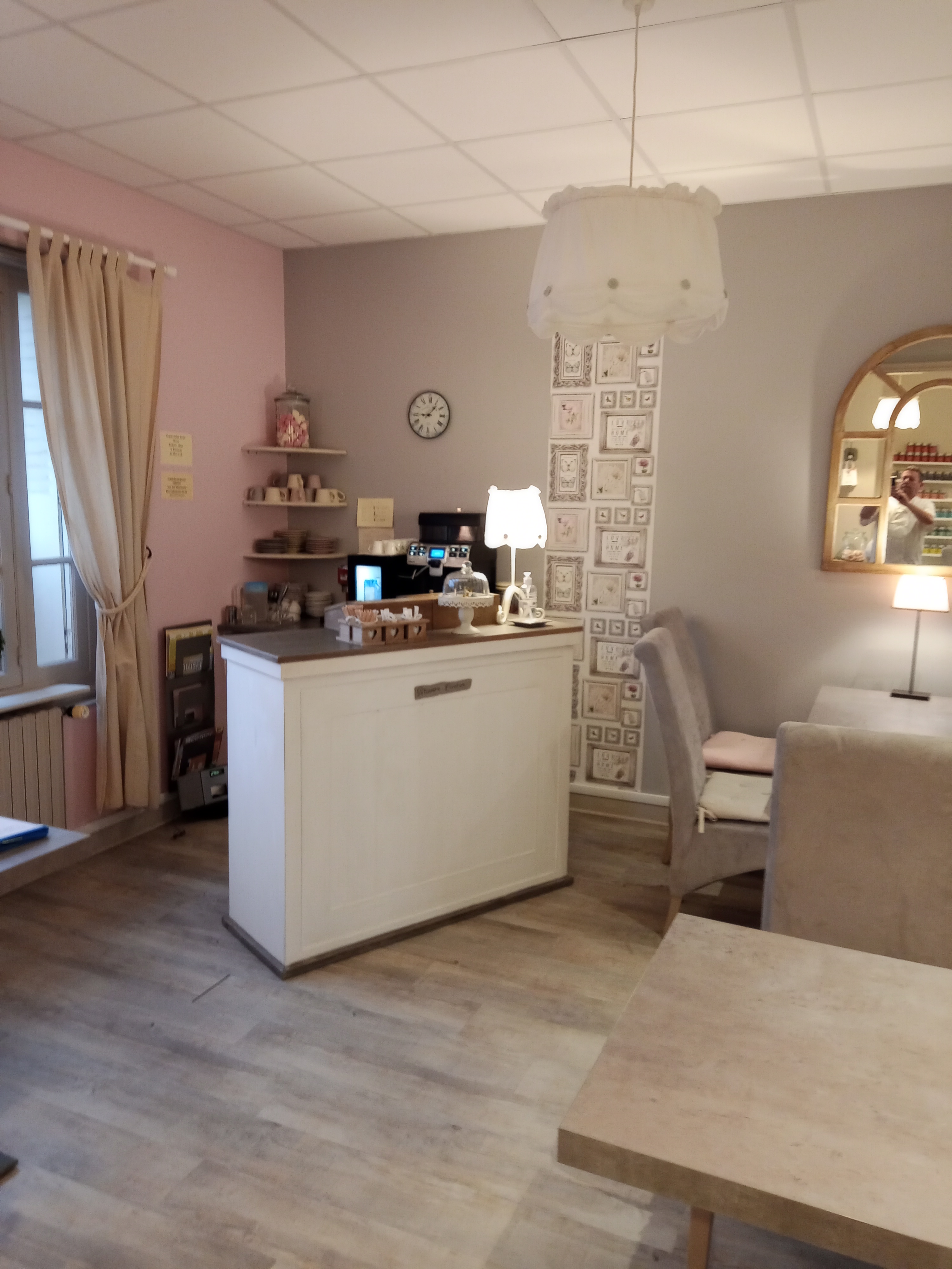 Pâtisserie salon de thé.

FONDS DE COMMERCE à vendre.

Idéalement situé en plein centre de Fismes, sur une place dynamique et passante, ce fonds de commerce jouit d'une excellente visibilité et d'un fort potentiel de développement. L'établissement propose actuellement une activité artisanale de pâtisserie, chocolaterie et salon de thé avec une clientèle fidèle, locale et touristique.
Surface commerciale : 70 m²
Laboratoire en parfait état équipé pour production sur place
Terrasse extérieure
Clientèle régulière et de passage
Matériel en très bon état - activité possible immédiatement
Loyer attractif
Accompagnement à la reprise possible
Une belle opportunité pour artisan(e) ou investisseur souhaitant reprendre une activité de qualité avec notoriété locale.

Création de la société en 2014.
Boutique et laboratoire pâtisserie refait à neuf en 2017.

Loyer mensuel : 1200 Euros TTC
Prix de vente : 125 000,00 Euros NET VENDEUR
Non soumis au DPE.