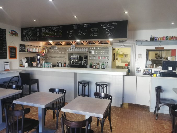 Située dans le Haut Beaujolais (Rhône), la commune déléguée de Monsols - DEUX-GROSNES (environ 1 000 habitants), recherche un candidat pour la gérance de son bar-restaurant " le Saint-Rigaud", localisé au centre du village où l'on trouve tous commerces de proximité, artisans et services de santé...
Le bâtiment comprend au rez de chaussée, le restaurant, entièrement aménagé, d'une surface de 150 m²
au 1er étage, un logement privatif de 125 m² refait à neuf , ainsi que des dépendances (140 m²).

Cahier des charges de la location-gérance
 	ouverture à l?année, les week-end compris.
 	licence IV appartenant à la commune,
 	type de contrat : location gérance
 	Le montant mensuel de la location-gérance hors charges est fixé par le Conseil Municipal à 980 ? HT, logement privatif inclus (125 m²)
 	Un dépôt de garantie de 1960 ? est demandé à l?entrée dans les lieux - Commerce assujetti à la TVA.

 Candidature
Pour la candidature : Envoyer un dossier comprenant : lettre de motivation, CV et description de votre projet à partir du cahier des charges établi dans le paragraphe ci-dessus. (Personnes sans expériences s?abstenir)
Dans la lettre de motivation, merci de répondre si possible aux questions suivantes : 
 	- Quelles qualités possédez-vous pour la gestion d?un bar-restaurant ?
 	- Quelles expériences professionnelles ou extra-professionnelles acquises vous serviront dans le cadre de cette offre.
 	- Quelles sont les motivations qui vous poussent à postuler ?

Pour avoir l'annonce en détail, il convient de consulter l'offre sur le site internet du Beaujolais Vert : www.beaujolais-vertvotreavenir.com


POUR DE PLUS AMPLES RENSEIGNEMENTS, N?HESITEZ PAS A VISITER le site de beaujolais vert : 
www.beaujolais-vertvotreavenir.com