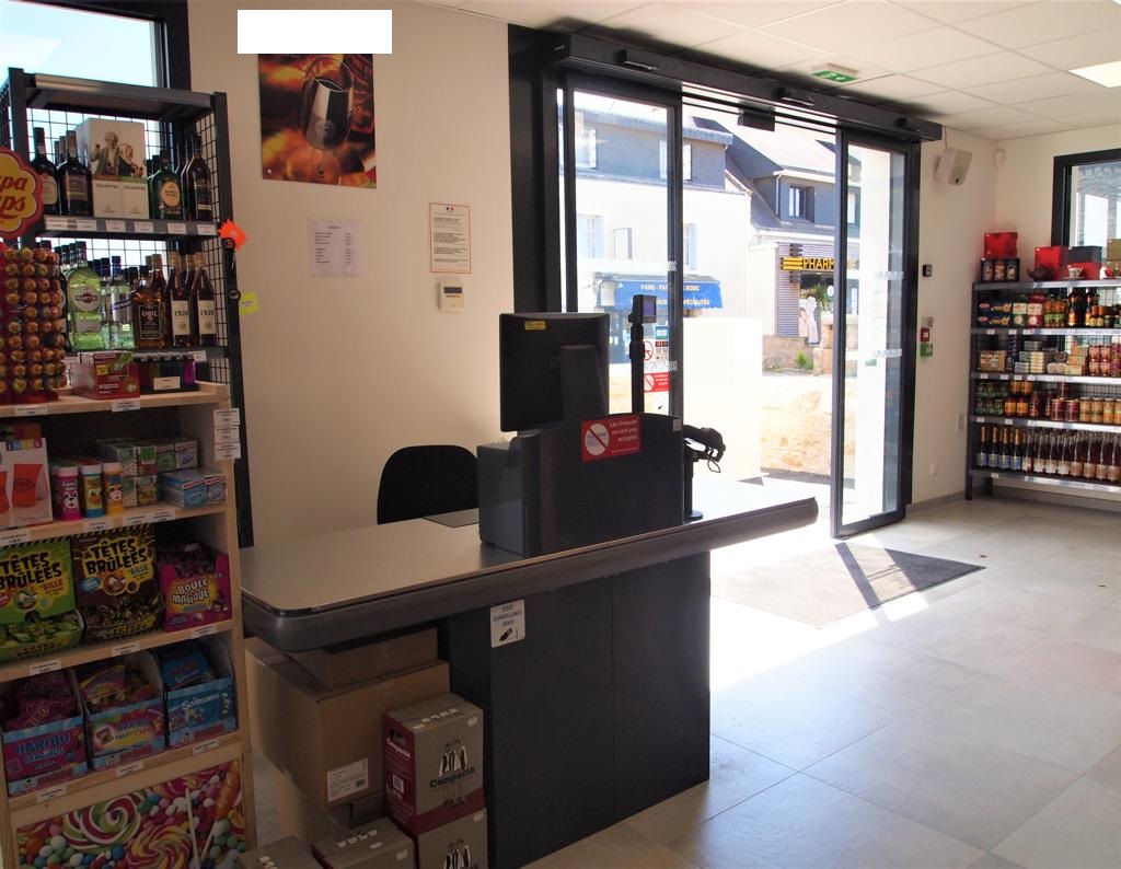Centre-ville d'Erdeven.
Local commercial composé d'un espace de vente, une réserve avec 2 chambres froides, une salle de préparation,
un vestiaire et des WC, le tout sur une parcelle bitumée et clôturée d'environ 700m².
Constructibilité additionnelle possible sur la parcelle pour du commerce ou de l'habitation.