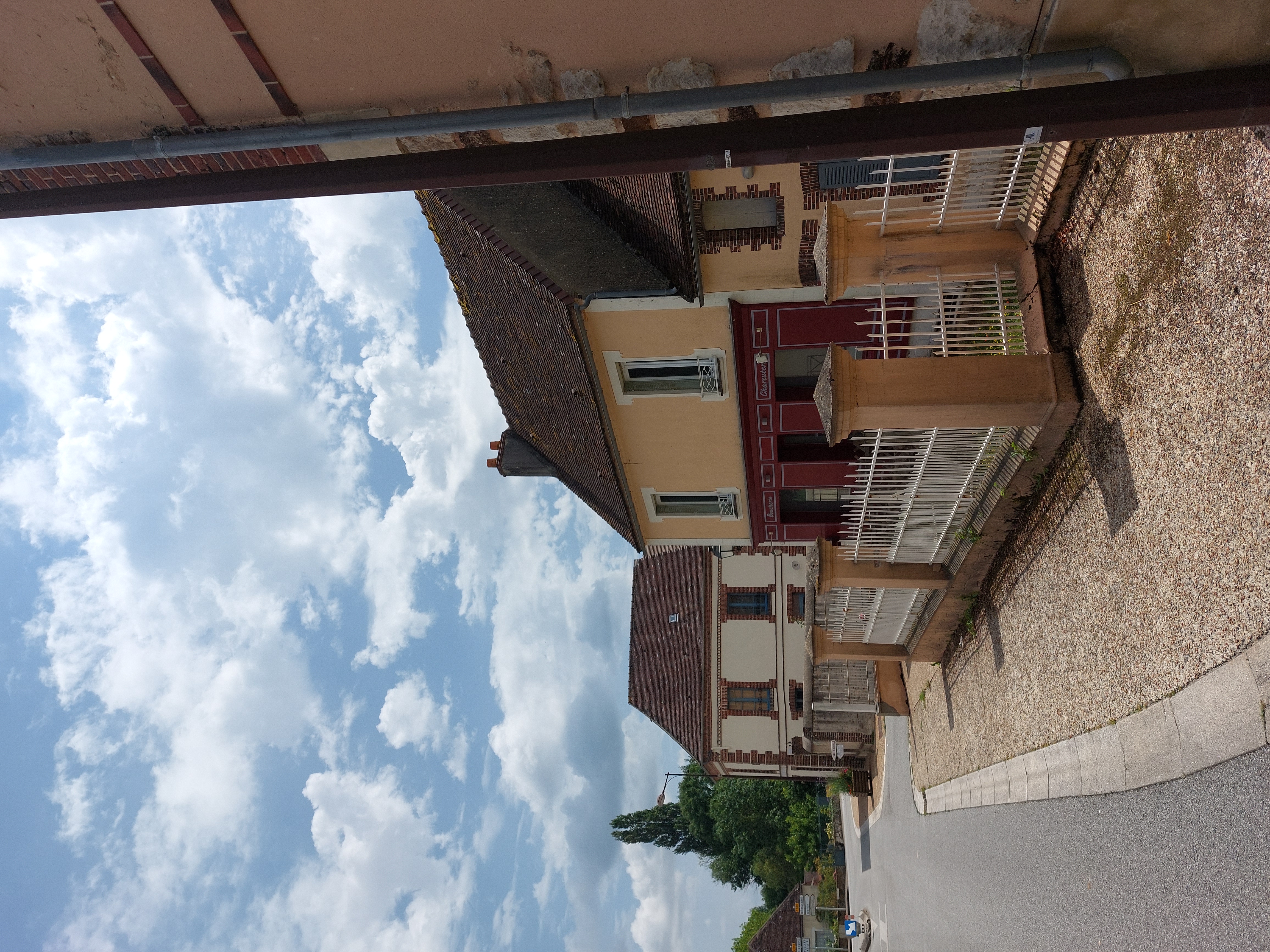 Local vacant communal avec logement au dessus à louer (anciennement boucherie-charcuterie)  pour réaliser votre projet, dans un joli village pittoresque du Perche. Il se situe dans la rue des Fers Chauds qui est très agréable et passagère. Notre boulangerie avec une agence postale communale et un point i (informations office de tourisme) est ouverte tous les matins, 6 jours sur 7. Un hôtel-restaurant de charme "La Villa Fol Avril"  se trouve en face du commerce communal.  La collectivité est prête à accueillir tous type de commerce et reste ouverte à toute proposition. N'hésitez pas à contacter Monsieur le Maire au 06.33.72.99.11