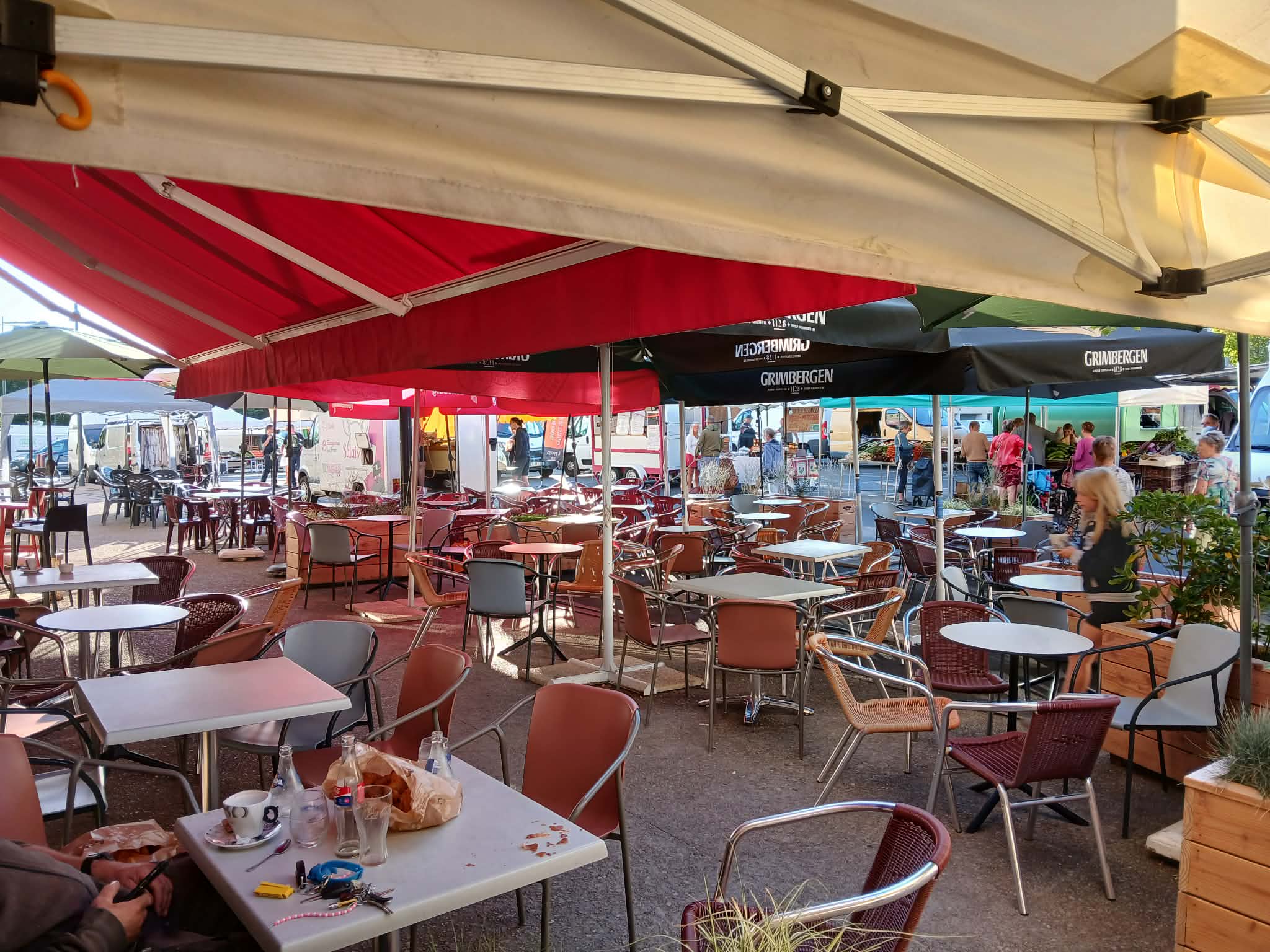 Plus qu’un bar, cet établissement s’est imposé comme l’une des institutions de la ville. Depuis plus de 100 ans, cette adresse emblématique est un véritable lieu de rencontres et de mélanger intergénérationnel, ancré dans la vie des habitants. Repris avec passion, il offre aujourd’hui une opportunité rare pour qui voudra s’investir dans une activité à taille humaine dans une ambiance chaleureuse, authentique et familiale.

Situé dans le centre historique Brivadois, ce bar bénéficie d’une clientèle éclectique attachée au lieu, composée d’habitants, de familles, d’associations et d’actifs locaux. Ici, les clients viennent autant pour boire un coup que pour retrouver une atmosphère conviviale et un accueil sincère.
Avec sa salle d’environ 35 places (+ un comptoir spacieux) et son agréable terrasse (60 places) agrandissable selon les événements proposés (150 places), le lieu se prête parfaitement à une activité dynamique tout au long de l’année.

Les points forts du lieu:

Loyer de 392e/mois. Affaire d’angle, Emplacement central, terrasse ensoleillée (orientée sud), belle visibilité et parking de 120 places. Ambiance authentique et chaleureuse. Clientèle fidèle et attachée à l’établissement. Terrasse entre 60 et 150 places. Bar entièrement équipé. Outils de travail récent et bien entretenu.
Belle terrasse permettant de profiter pleinement des beaux jours.

Situé au cœur du marché le samedi et d’autres manifestations publiques
Place neuve et dynamique : restaurants, cinéma, commerces et fêtes municipales (Fête foraine, bal des pompiers, bal des jeunes, foire agricole etc.)
Sous préfecture de 6500 habitants, Brioude est le centre d’un bassin de vie de 25000 habitants
Biennale d’aquarelle, Expositions du Doyenné etc – Ville de plus en plus touristique.
Située en Zone de Revitalisation Rurale (exonération IS).
Cave spacieuse + fournisseurs locaux qui gèrent la manutention et sont très réactifs.

Potentiel de développement : petite restauration, amplitude horaire, soirées à thèmes,
Exploitation immédiate possible

Contact: 0770787251. Merci de laisser un message vocal ou SMS.

Prix du fonds de commerce : 185000 euros.