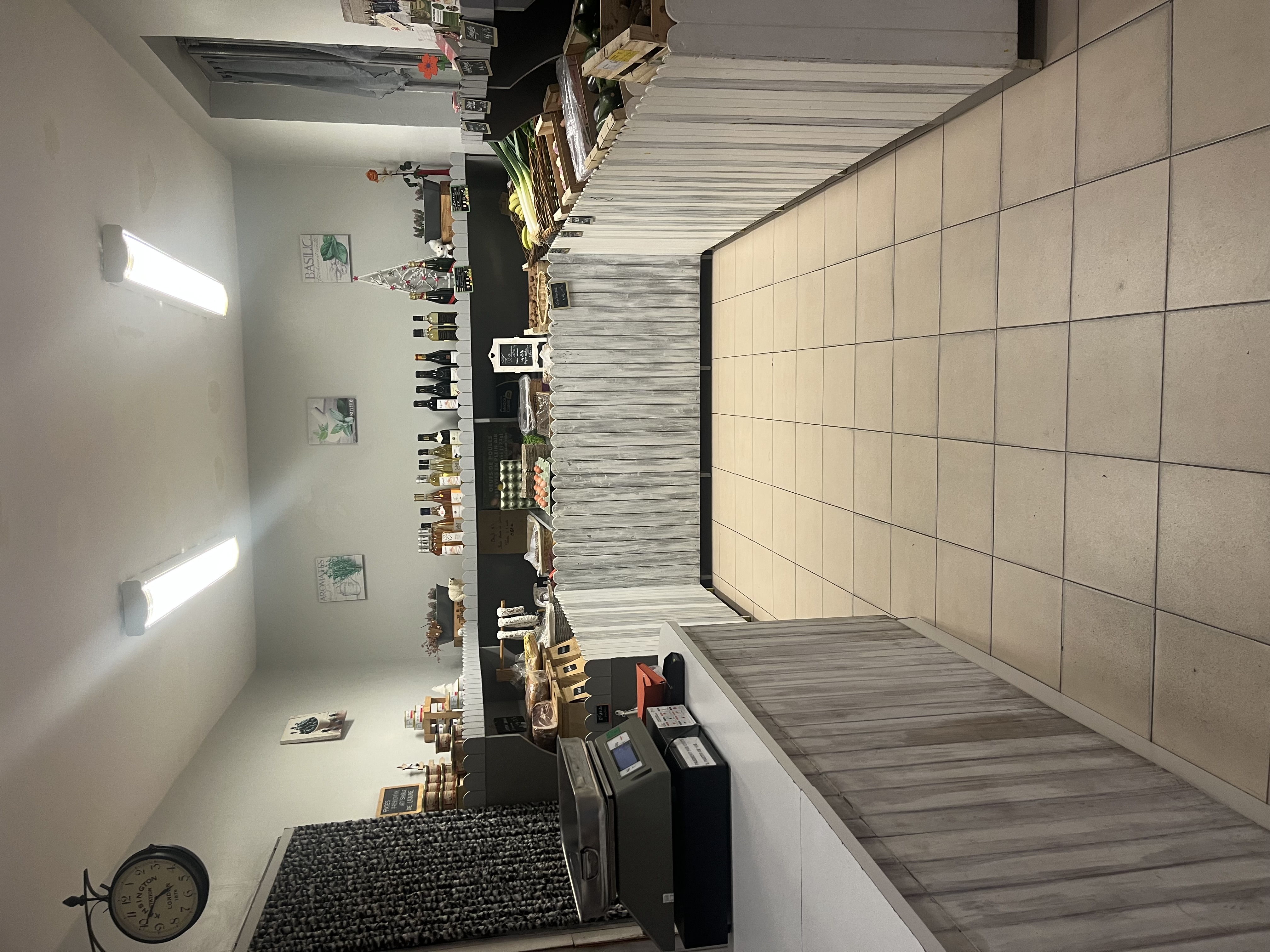 Charmante épicerie primeur de proximité située dans un quartier résidentiel, proche d'une école et des arènes et en face du jardin classé de la villa Antonine.
Bail commercial non spécialisé renouvelé en mai 2021.
Loyer mensuel: 550€
A visiter sans tarder !