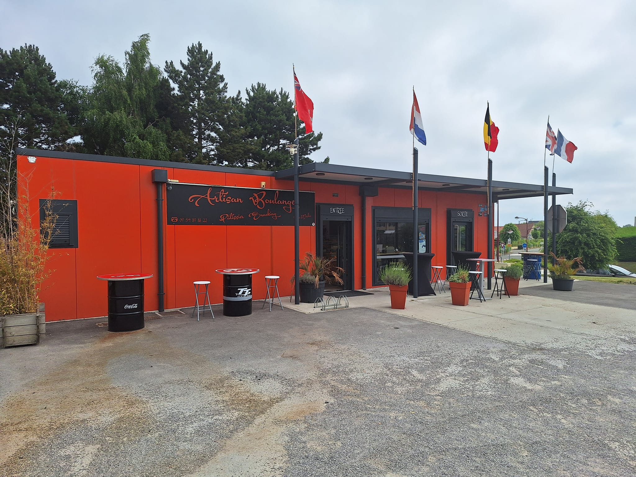 URGENT
cause santé et désistement
Vends fonds de commerce boulangerie pâtisserie snacking 
Bâtiment de 5 ans superficie 170 m2
Grand parking VL-PL parking 2700m2
Accès PMR
Propriété Mairie (loyer 850€)
Secteur en développement
Futur implantation d'un bâtiment de 850m2(cellule médicale et commercial)
Superette sans activités boulangerie pâtisserie
Autres renseignements 0663211490