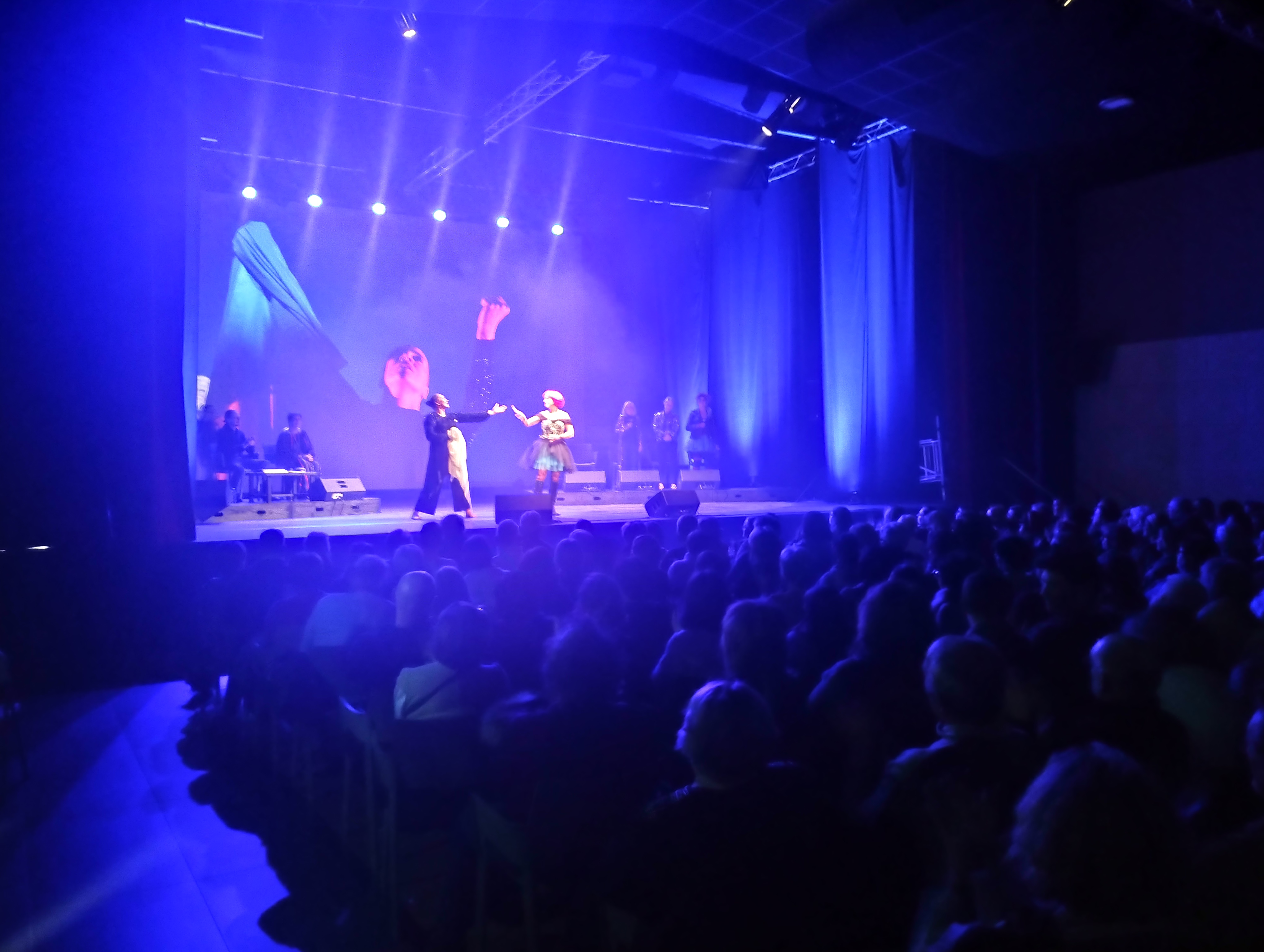 A reprendre, jeune société spécialisée dans l'organisation d'évènements et la diffusion de spectacles sur la zone Lozère, Cantal, Aveyron. 

L'entreprise propose actuellement une gamme de spectacles variés (musique, variété, théâtre, humour) interprétés par des artistes connus au niveau national.

Sont rattachés au fonds de commerce : un site internet, une billetterie électronique, un fichier clients informatisé et un fichier « producteurs et agents artistiques » pour la conception des programmations culturelles futures.
Le cédant s'engage à accompagner le repreneur dans l'élaboration de la prochaine programmation et à transmettre son savoir-faire de 20 ans dans l'organisation d'évènements.

Activité soumise à l'obtention d'une licence d'entrepreneur de spectacles vivants.
Activité idéale pour une personne dynamique, curieuse, appréciant le monde artistique et culturel ; ou une entreprise souhaitant développer son activité.