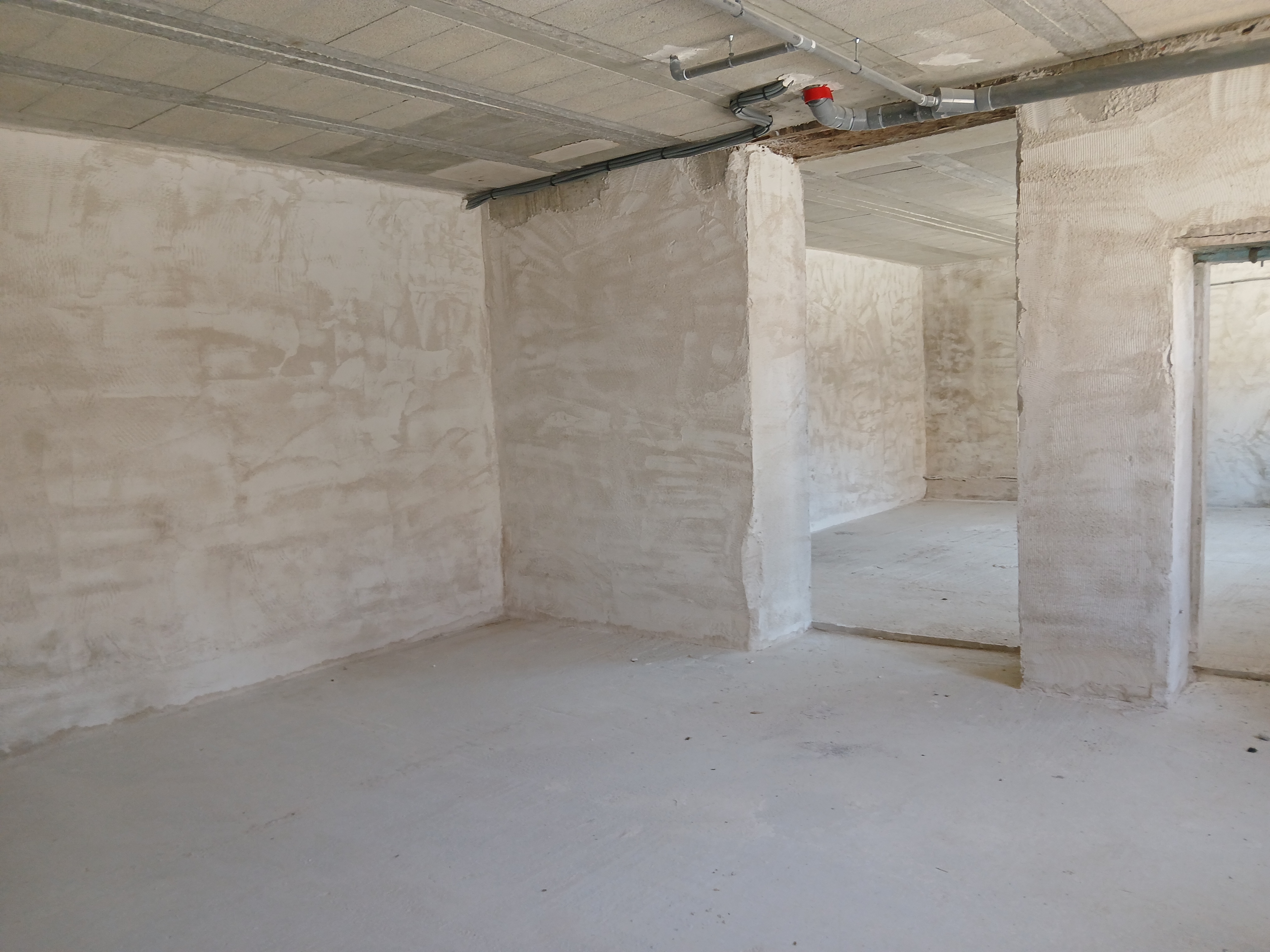 En centre-ville de Chef-Boutonne, Petite Cité de Caractère (Sud Deux-Sèvres, à 15 mn de la Nationale 10), un local commercial, situé en rez-de-chaussée, possède une superficie de 126 m² de plain-pied, comportant 3 pièce :
-Une pièce disposant d’une vitrine et d’une porte vitrée ouvrant sur le Passage des halles ; 
-Une pièce contigüe à la première disposant de deux fenêtres donnant sur le Passage des halles ;  
-Une pièce contigüe à la première, disposant d’un accès à une cave ainsi que d’un accès à la cour intérieure. 
Local situé en face des Halles et de la place centrale de la ville, au cœur d'un Ilot urbain nouvellement restauré.
Local commercial brut de béton en location bail, mitoyen avec deux autres cellules commerciales.
Libre immédiatement.