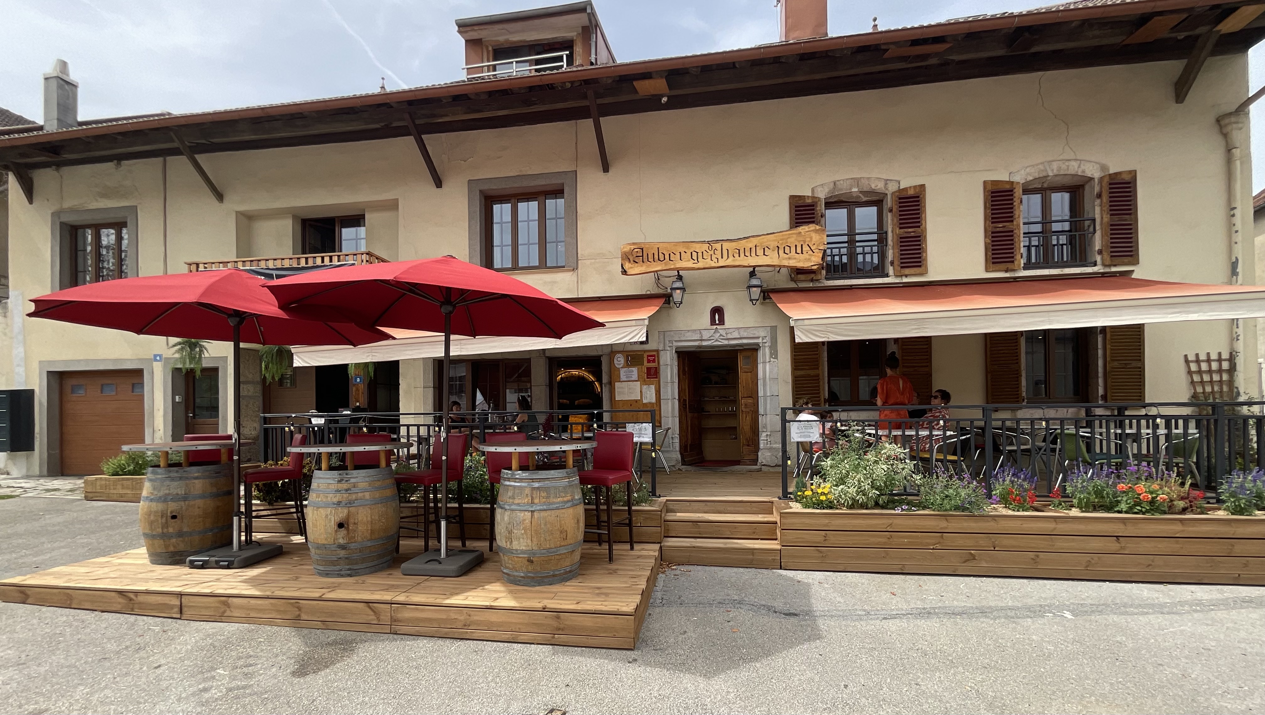 AUBERGE DE CARACTÈRE À REPRENDRE – HAUT-DOUBS – ACHAT OU LOCATION-GÉRANCE

Bonnevaux 25560; – Proximité Jura et Suisse
Fonds de commerce : de 60 000 à 130 000 €négociable
Exploitation possible à partir de janvier 2027

Après dix années d’exploitation, nous souhaitons transmettre l’Auberge de la Haute-Joux pour nous consacrer à de nouveaux projets.
Installé dans une ancienne ferme comtoise de plus de 200 ans, le restaurant bénéficie d’une clientèle locale, touristique, suisse et de passage. Il se situe à proximité du lac Saint-Point, du Jura et de la frontière suisse.

UNE AFFAIRE RENTABLE ET MODULABLE

- Chiffre d’affaires de l’exercice 2024/2025 : plus de 450 000 €
- Résultat net 2024/2025 : 114 876 €
- Ticket moyen : 40 à 45 €
- Licence IV
- Parking public immédiatement en face

Ces résultats ont été réalisés avec une ouverture volontairement limitée : 2,5 jours de fermeture par semaine en été, 3,5 jours hors saison et environ deux mois de fermeture cumulée dans l’année.

L’établissement comprend :
- Une salle de 25 couverts, avec une cave à vin visible sous un sol en verre transparent
- Une petite salle de 15 couverts comprenant le bar
- Une terrasse d’environ 25 places, plus une avancée de terrasse

Il est possible de travailler à deux sans salarié, avec une organisation et des horaires adaptés, ou de recruter pour alléger la charge de travail et développer l’activité

La restauration peut être limitée à la salle de 25 [URL masquée pour votre sécurité] petite salle peut alors accueillir un salon, un espace bar ou une épicerie, selon le projet : une configuration adaptée aux repreneurs souhaitant une petite équipe et moins de couverts à gérer.

La cave attire une clientèle d’amateurs de [URL masquée pour votre sécurité] proximité du vignoble jurassien, notamment d’Arbois, permet de valoriser les vins de la région.Vente de bouteilles, dégustations et constituent des pistes de revenus complémentaires.
Les locaux permettent également de développer une activité traiteur, déjà exercée durant les premières années, en complément du restaurant ou comme activité principale.

Le chauffage central et la production d’eau chaude sont assurés par un poêle à pellets, une solution économique.
L’immeuble comprenant des logements, le lieu ne convient pas à un bar ou restaurant festif.

DES TRAVAUX IMPORTANTS RÉALISÉS

D’octobre 2025 à juin 2026, le restaurant a été fermé pour des travaux concernant notamment l’isolation, les menuiseries, les salles, les extérieurs et les installations techniques et électriques.
Ces investissements ont été poursuivis pour faciliter la reprise et limiter les dépenses importantes à prévoir après l’installation.

CONDITIONS DE REPRISE

Proposition de 60 000 à 130 000 € (valeur réelle estimée à 240000 euros) selon les modalités de reprise.

Nous avons choisi des conditions accessibles pour faciliter la transmission et préserver la capacité financière des repreneurs pour leur installation et leur trésorerie.

Achat du fonds, crédit vendeur ou, éventuellement, location-gérance avec option d’achat peuvent être proposer.

Contactez-nous d’abord pour échanger sur votre projet.Nous pourrons ensuite vous transmettre nos propositions de reprise.
Nous sommes ouverts à la négociation et souhaitons transmettre rapidement à des personnes qualifiées, présentant un projet cohérent et un dossier solide.

APPARTEMENT DE FONCTION
T3 indépendant d’environ 60 m², rénové en 2026 avec cuisine. Loyer : 700 €/mois, intégrable au bail et au loyer global des murs.

Eau, électricité et chauffage raccordés au restaurant, sans abonnement distinct.

ZONE FRR
Bonnevaux est classée en zone FRR : exonération d’impôt sur les bénéfices possible.

UNE TRANSMISSION TRANSPARENTE ET ACCOMPAGNÉE

Aucun point connu sur l’état du lieu ou son fonctionnement ne sera dissimulé.

Un dossier complet sera communiqué progressivement : bilans, éléments comptables, inventaire, justificatifs.
Un accompagnement sérieux pourra être proposé pour préparer la reprise.