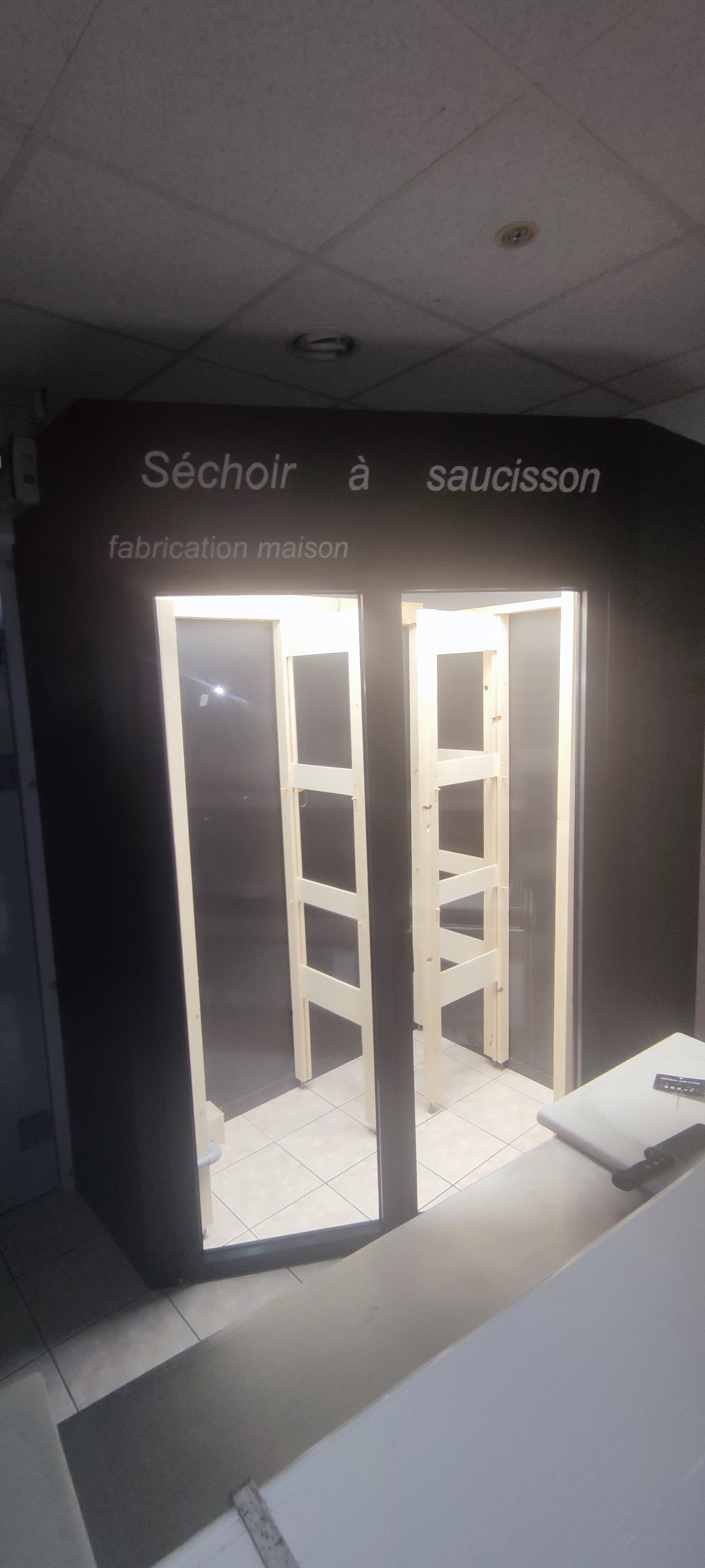 Boucherie 
Charcuterie 
Traiteur 
Parking privé 

2 grandes vitrines et 1 plus petite 
1 salle de séchage 
1 trancheur 
1 balance connectée 
Matériel professionnel :
Scie à os
Poussoirs 
Hachoir 
Balance
Piano 4 bouches gaz
1 cellule de refroidissement 
1 four Mixte 
1 table de travail avec rangement 
2 chambres froide 
1 table pour la découpe 
Matériel HCCP
1 plonge
1 machine à sous vide 
Nombreuses plats gastro , vaisselle
Polystyrène pour traîteur