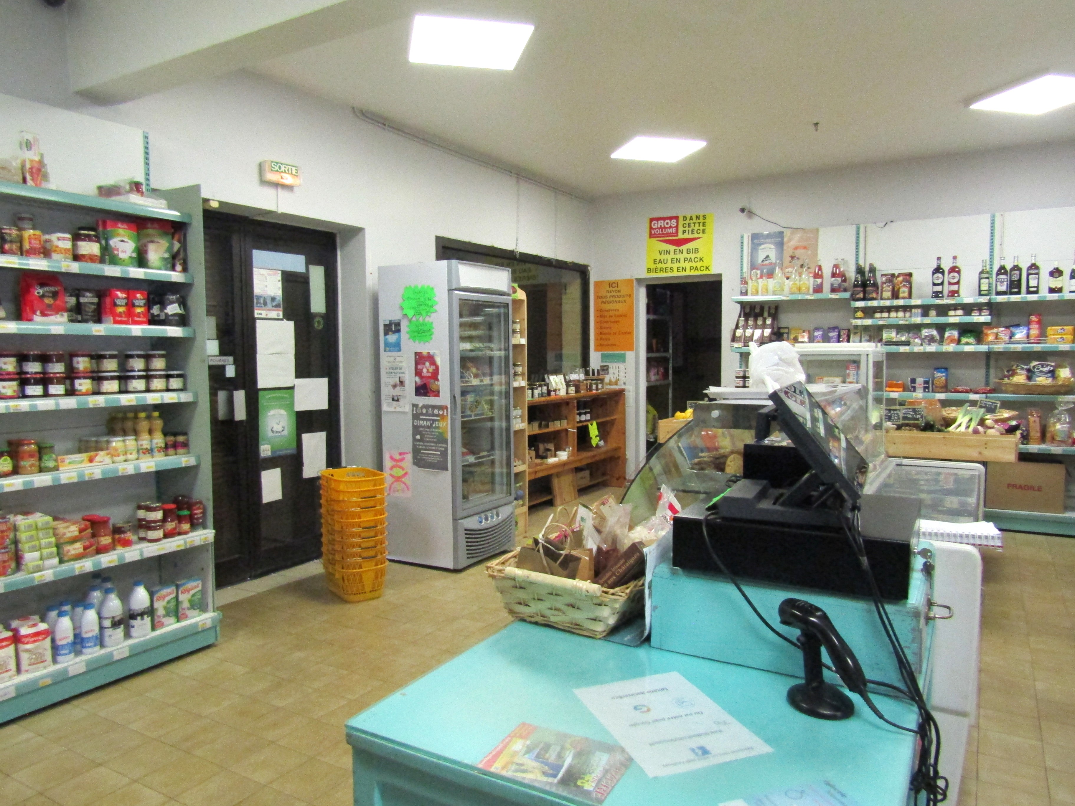 A céder, au sud du département de la Lozère, une activité d’alimentation générale, indépendante dans un village avec une forte affluence estivale. Activités : épicerie traditionnelle (dont fruits & légumes), dépôt de pain et pâtisseries artisanales, gaz, point chaud, produits régionaux… Ce commerce est ouvert toute l’année, la clientèle est composée de locaux, de professionnels et également de touristes de mai à septembre. 
Les gérants effectuent des tournées régulières dans les villages / hameaux voisins.
La cession inclut la vente du bâtiment qui comprend au rez-de-chaussée un espace vente (120m²), une réserve (45m²) et, à l’étage un vaste appartement de 150 m² (grande pièce à vivre/cuisine, 3 chambres et une véranda). 
Les locaux sont fonctionnels, et sont prêts à accueillir un ou des nouveau(x) gérant(s)


Vente du fonds de commerce et des murs : 330 000€