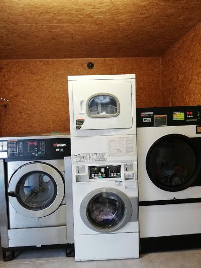 Station service Total Énergies – Lavage auto -Laverie automatique interne à la boutique – cave, colis et divers produits comme dépannage tabac, produits automobiles, gaz etc...
Affaire créée depuis 50 ans et reprise il y a  plus de 13 ans.
Possibilité de développer d'autres activités

Est située en Vendée à 10 kms du chef lieu du département  sur l'axe Angers/ les sables d’Olonne

Boutique 60 m2 Réserve 50 m2

Affaire très bien entretenue et sécurisée

Sortie de ville Axe principal

Petite ville très agréable et dynamique de 5 500 habitants

Excellente clientèle

Fermée les dimanches et jours fériés.

Matériel en parfait état et complet et tous les contrôles nécessaires à la reprise ont été effectués

Très bonne affaire saine et rentable.

CA : 1 100 000€



Prix du fonds de commerce 100 000€ sans le stock ( apport personnel minimum pour le fonds de commerce 70000€) pas sérieux s'abstenir ;  bail 3 6 9 commercial. Loyer 800€ mois.


Possibilité achat murs. 250 000€ avec logement et 2 locatifs ( loyers des deux locatifs: 750€)

L’ensemble  fonds de commerce et immobilier : 350 000 euros.

Affaire idéale pour couple. A Saisir rapidement

l'immobilier comprend: 3 logements (2 ou trois locatifs (au choix) et le local commercial 60 m2 et réserve 50M2 avec un sous sol sur un terrain de 1334M2.
Loyer minimum pour les bâtiments 2200€