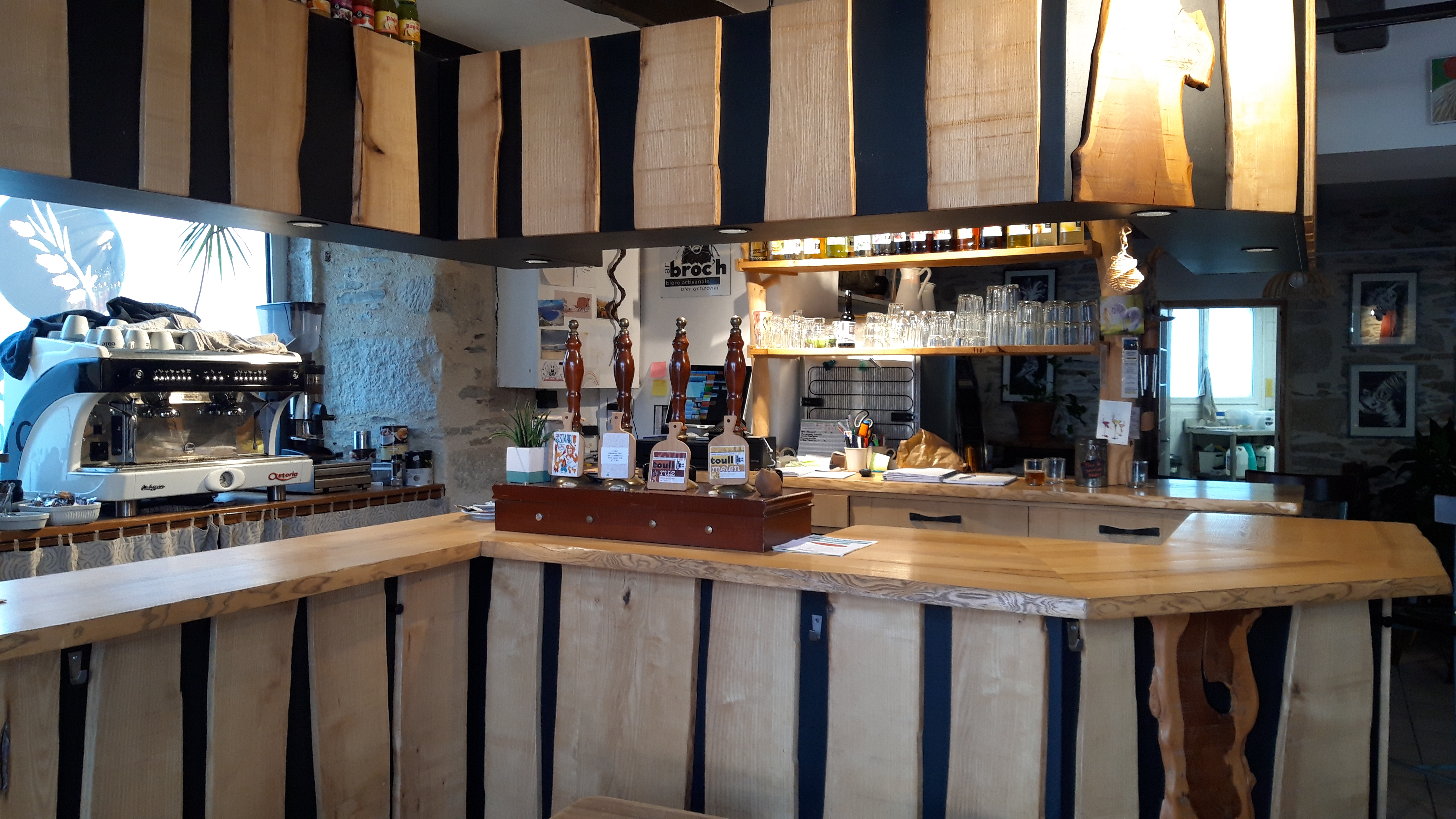 A VENDRE - Fonds de commerce Bar-Restaurant – Brasparts (29)

 -Atypique et chaleureux, situé au cœur du village de Brasparts.

Cet ancien hôtel-bar-restaurant emblématique est situé sur la place principale du bourg récemment rénové et bénéficie d’une belle visibilité du fait de l’axe passant Quimper-Morlaix.

Caractéristiques du bien :

L’établissement se répartit sur une surface totale d'environ 300m² : 
- rez-de-chaussée : bar (licence III), restaurant, cuisine, arrière-cuisine, sanitaires PMR.
- 1er étage : 3 belles pièces (chambres), grand espace ouvert avec accès sur une terrasse, salle d’eau, WC 
- 2ième étage : 7 pièces (anciennes chambres).
- Grenier isolé

Capacité totale de couverts : une quarantaine en salle et une trentaine sur une belle terrasse attenante.

Grande cuisine professionnelle entièrement équipée et opérationnelle.
Très joli bar équipé, fabriqué par artisan local, ouvert sur la salle de restaurant.
Types de cuisine proposés par l’établissement : restauration traditionnelle et crêpes.
Évènements réguliers : soirées concerts, animations, expositions d’art et artisanat.

Points forts :

- grande visibilité
- intérieur très accueillant et chaleureux : murs en pierre apparente et joints à la chaux, poêle à pellets, pompe à chaleur…
- belle terrasse
- énorme potentiel pour une reprise immédiate ou un autre concept
- possibilité de logement
