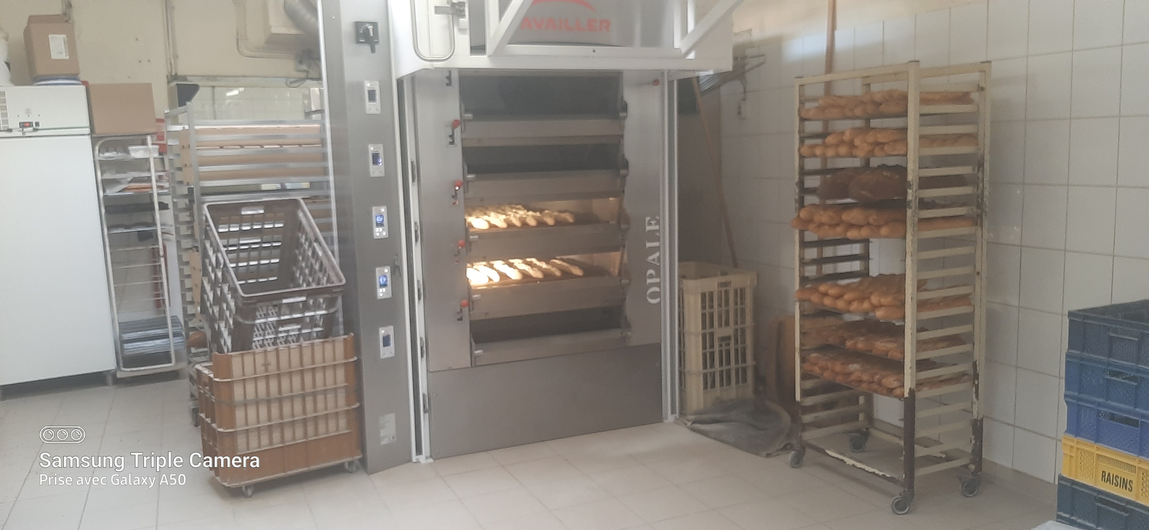 Recherche d’un repreneur pour maintenir une boulangerie à Clion-sur-Indre ,c'est le village de mon enfance de 1000 habitant ,il faut pas que ce commerce disparaisse , la commune compte sur votre aide .
La commune de Clion-sur-Indre recherche un artisan boulanger souhaitant développer son activité ou s’installer sur un emplacement de qualité.
📍 Les atouts du site :
✅ Implantation directe sur la D943, un axe très fréquenté avec environ 4 500 véhicules par jour.
✅ Grand parking permettant un stationnement facile.
✅ Espace de pique-nique à proximité, offrant un lieu de halte apprécié des habitants et des voyageurs.
✅ Clientèle locale déjà existante.
🥐 Plusieurs solutions sont envisageables :
• Reprise de la boulangerie actuelle.
• Ou tout autre projet permettant de maintenir ce commerce de proximité, essentiel à la vie de notre commune.
📞 Vous êtes intéressé(e) ou vous connaissez un professionnel susceptible de reprendre cette activité ? Contactez la mairie de Clion-sur-Indre pour échanger sur votre projet, ou mon numéro: 0686420778 .
Il y a avec la boulangerie un logement tous confort :
cuisine
salle à manger
3 chambres