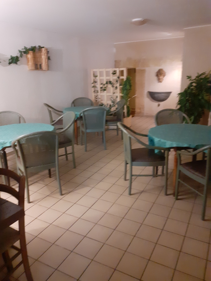 Pizzeria qui tourne depuis 31 ans. La seule en restauration sur place sur St amand montrond, plus vente à emporter. Vente cause retraite.  60000euros le fond de commerce et 120000 euros les murs. 
Avec appartement au dessus du restaurant refait à neuf. 
Contacter pour plus de renseignements.