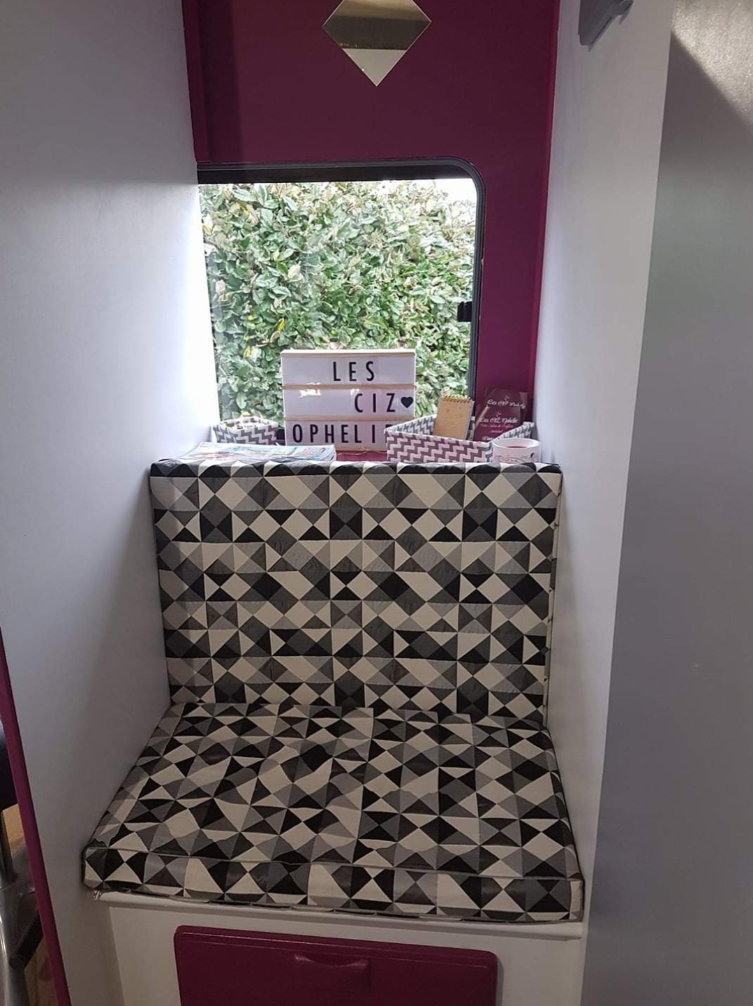 Camping car réaménager en salon de coiffure il y'a maintenant 5 ans. Il ce compose : d'une salle d'attente, de 2 postes de coiffage, un bacs à shampooing, et un évier pour nettoyer les ustensiles , plusieurs placard de rangements une chaudière pour chauffer l'eau et avoir du chauffage pour l'hiver ( celle ci sera à réparer) , cuve d'eau propre et cuve pour les eaux usées , un micro ondes et un frigo pour les repas sur le pouce le midi. Il est opérationnelle pour commencer une activité des maintenant avec le fond de commerce ou pas . Des frais ont été faits : embrayage , démarreur,  alternateur, 4 freins , 4 pneus, boîte de vitesse , batteries, courroie de distribution 20000km le tout en neuf à part la boîte de vitesse. 
Il a 171 000 km.
Véhicule passé à la dreal donc papier au norme.(Vasp) 
Une entreprise qui fonctionnais très bien , j'allais dans des communes où il n'y avait plus de salon et c'était génial ! Mais malheureusement pour moi je doit arrêter, donc j'espère qu'il fera un heureux ! 
Pour toute autres informations veuillez me contacter.
Prix négociables !