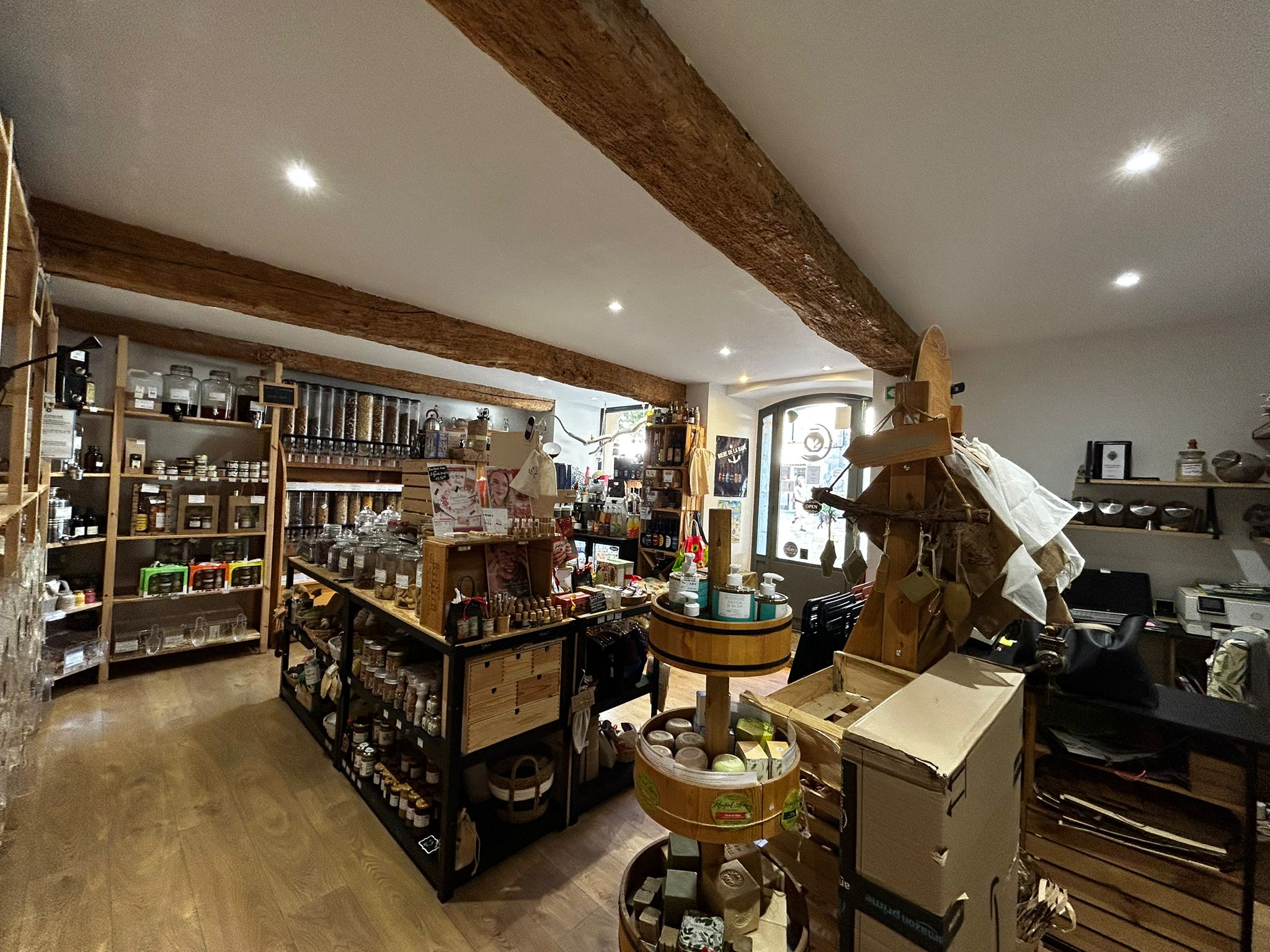 À VENDRE – FONDS DE COMMERCE ÉPICERIE DE DÉTAIL / VRAC – BESSE-SUR-ISSOLE

Belle opportunité pour entrepreneur souhaitant reprendre un commerce de proximité avec une clientèle existante et fidèle.

À vendre fonds de commerce d’une épicerie de détail spécialisée dans la vente de produits en vrac, située à Besse-sur-Issole, en activité depuis juillet 2022.

Le commerce bénéficie d’une clientèle existante et fidèle et d’un local fonctionnel, entièrement équipé et aux normes.

- LOCAL DE 41 M² ENVIRON

Le commerce se compose de :

* 29,60 m² d’espace principal de vente
* 9,20 m² de réserve
* Salle d’eau indépendante
* Local entièrement aux normes
* Climatisation
* Terrasse extérieure
* Licence III existante

- BAIL COMMERCIAL

Le bail repart à zéro pour le futur acquéreur, avec les frais liés au renouvellement à la charge du vendeur.

- Loyer : 600 € / mois
- Redevance mairie pour la terrasse : 100 € / an

- POSSIBILITÉS DE REPRISE

Le fonds peut être repris pour poursuivre l’activité actuelle d’épicerie / vente de produits en vrac, mais également pour toute activité à vocation artisanale, sous réserve des dispositions du bail et des autorisations nécessaires.

- Activités snack, restauration et bar non autorisées.

Il est également possible d’envisager une vente séparée du fonds de commerce et du stock/activité, selon le projet du repreneur.

- PRIX DE VENTE : 55 000 €

Détails du prix et des conditions de reprise disponibles sur demande, notamment en cas de non-reprise du stock.

Renseignements complémentaires et visite sur demande :
- lemagenvrac@gmail.com
- 06 70 45 34 23

Une belle opportunité pour développer un commerce de proximité, une activité artisanale ou un concept original au cœur de Besse-sur-Issole.