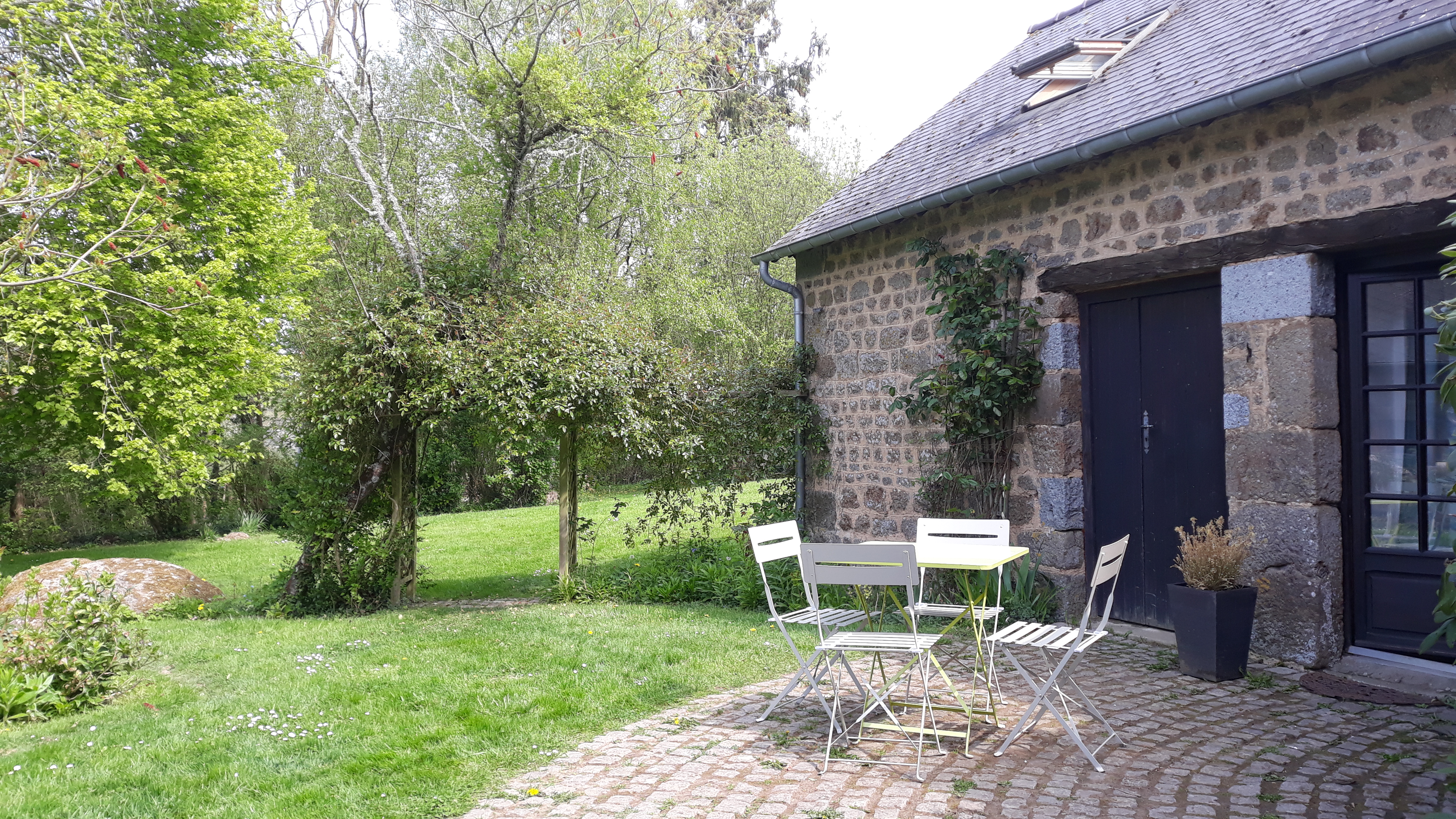 Au cœur de la nature, je vous invite à découvrir une très belle propriété à 2.5 km du site remarquable de la roche d'Oêtre et son panorama, vous apprécierez l'accès direct au GR de la Suisse normande élu comme GR® préféré des Français pour l’année 2023, et nombreux circuits VTT balisés.
idéal pour une reconversion et un changement de vie. 
Maison en pierre de granite comprenant 3 chambres, 1 salle de bain avec toilette à l'étage, au rdc un salon avec cuisine ouverte, chaudière a granulés bois sous garantie et poêle à bois posé dans une grande cheminée en granite, le tout sur un parc de 5600 m².
A reprendre une activité agricole en circuit court dans la culture de petits fruits rouges, plein champ, avec son atelier de transformation en confitures et pâtes de fruits.
Sur place une dépendance de 50m2 comprenant un un atelier/boutique de 30m2 avec licence III, pour la transformation et la vente sur place des confitures, fruits issus de notre verger de 3600 m2 à 5 kms, portefeuille clients et revendeurs en place, le lieu permet un accueil des randonneurs pour une petite halte avec table et chaises.
une formation sera assurée.
le gîte classé 2 étoiles, est attenant à la résidence principale, avec son jardin et une entrée indépendants, il est composé d'une cuisine en RDC, d'un salon en mezzanine et d'une chambre pouvant être séparée par une cloison amovible composée d'un lit de 2 personnes et de 2 lits pour une personne (ou proposé en un lit de 2 personnes).
Réservations 2025 en cours.

Tous le matériel servant à l’entretien de la propriété, le mobilier du gîte, le matériel agricole qui permet le bon fonctionnement de l'activité, le stock en cours de fruits et confitures sont compris dans la vente.

Ce domaine constitue un véritable havre de paix, loin de l'agitation citadine, dans un environnement idéal pour travailler en toute liberté.