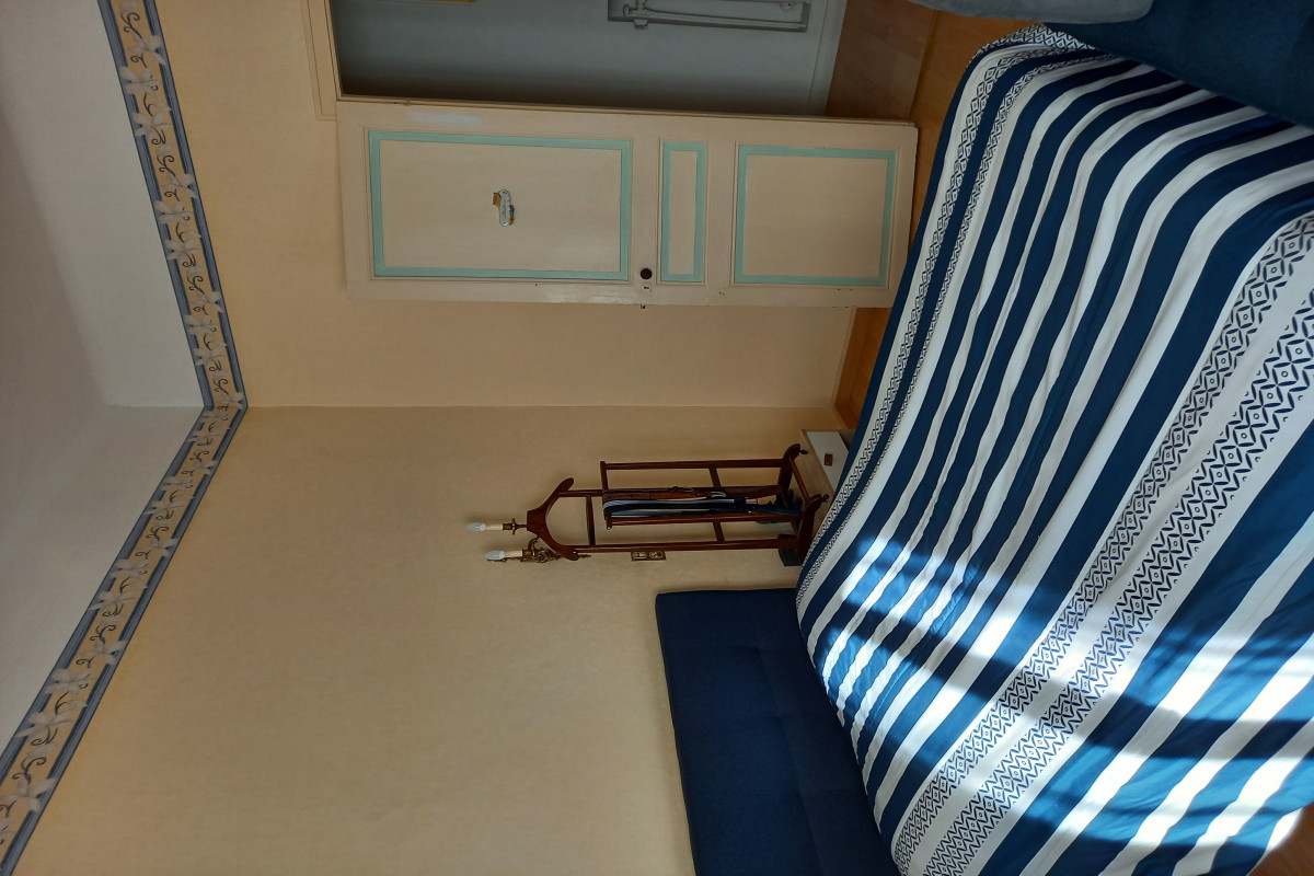 Bientôt à la retraite, Mme 65ans et Mr 75 ans , nous espérons vendre le commerce avant cessation  d'activité, pour une retraite bien méritée, car 20 ans de boutique dans les pâtes ça use les souliers.
La Pâtisserie des Allées réputée pour ses pâtisseries succulentes et ses chocolats à en faire pâlir Willy Wonka, est proche de ses clients. 
Possibilité de développement: boulangerie, snacking.

La vente comprend le commerce, le labo, et le grand logement, proche de toutes commodités.
Prix : 65 000?. Il est reste 6 ans de bail.

La boutique est située sur les allées au rez-de-chaussée, avec wc, d'une surface de 80m² avec vitrine.
Suivie d'une vaste pièce à vivre et de la cuisine. Le laboratoire se trouve en suivant, tout équipé et d'une surface de 90m². Réserve et koma à côté du garage.

A l'étage, vous trouverez un bureau, 4 chambres de tailles différentes, ainsi que la salle de bain ,les wc et un dressing.

Pour plus d'informations, n'hésitez pas à nous contacter, ou à venir nous rendre visite.
Des photos supplémentaires et documents liées au commerce sont disponibles en privé également pour intéressés.

A bientôt,
Joëlle et Gérard.