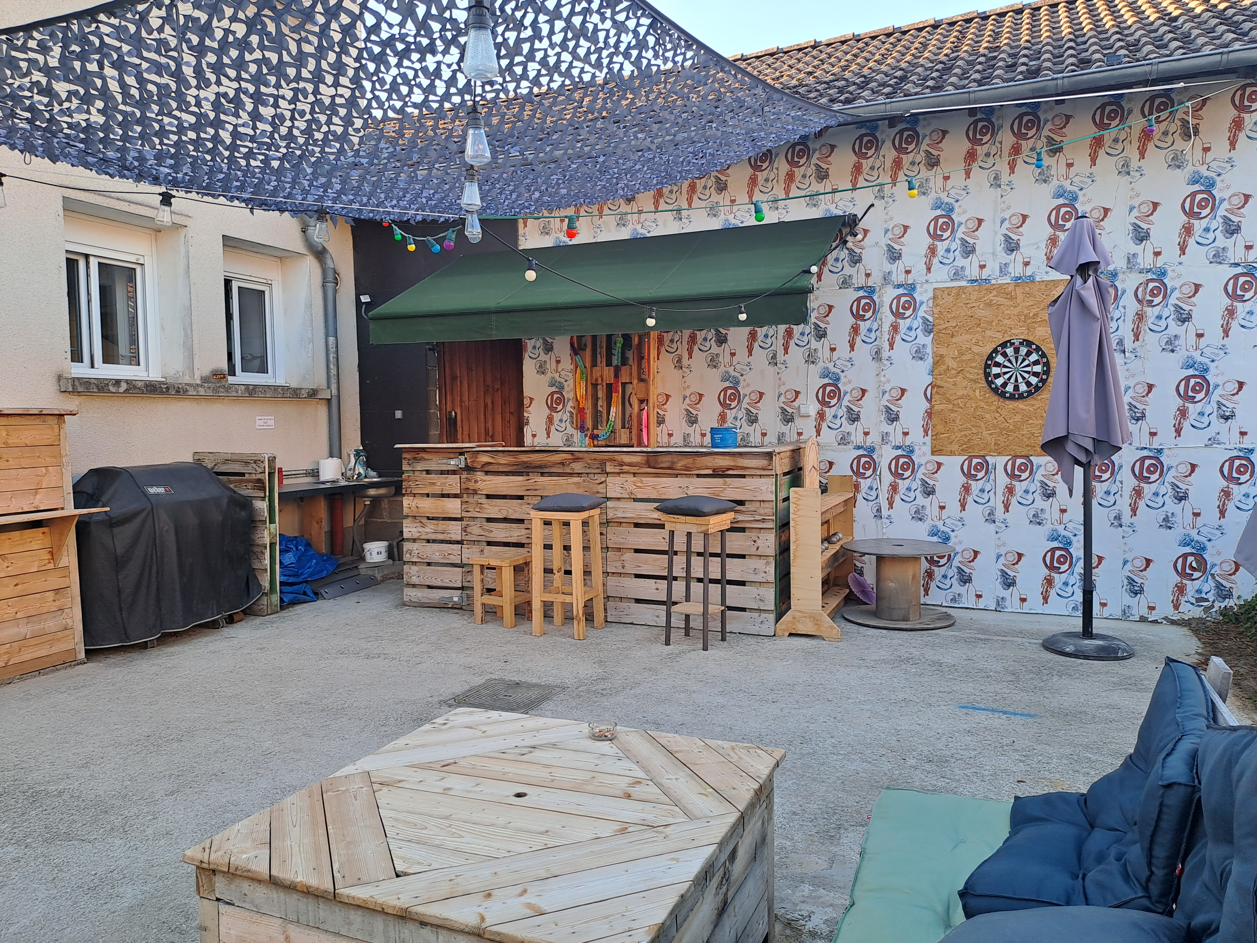 Reprise d'un café restaurant multiservice à Oyeu (38)

La commune
Oyeu est une charmante commune de l’Isère, située sur un plateau boisé qui domine le lac de Paladru, dans la région naturelle des Terres Froides, au cœur de l’ancien Dauphiné.
À mi-chemin entre Grenoble et Bourgoin-Jallieu, le village offre un cadre de vie paisible et verdoyant, avec ses collines, ses étangs et ses chemins propices aux balades.
Riche d’une histoire ancienne liée à un prieuré dépendant de l’abbaye de Cluny, Oyeu conserve un patrimoine intéressant, comme son église Saint-Pierre-et-Saint-Paul et le calvaire du Molard Rond.
Aujourd’hui, la commune compte un peu plus d’un millier d’habitants, appelés les Oyentins et Oyentines, et séduit autant par son dynamisme local que par son authenticité rurale.

Activités déployées : bar, restauration, dépôt pain, animations, relais colis, épicerie (produits locaux).

Le local :
-Entièrement aménagé ​
-Cuisine équipée (équipement, matériel, ustensiles…) ​
-Superficie totale de 182,5 m² - local commercial comprenant une salle de bar, un magasin avec une réserve, une cuisine et une salle de restauration. ​
-Au premier étage un logement comprenant 5 chambres et une salle d'eau. ​
-En sous-sol une cave servant de réserve pour la partie commerciale et une pièce à usage de chaufferie​.
-A l'extérieur : sol, cour et jardin + un emplacement annexe et un emplacement de jeu de boules en mauvais état​.

Contrat proposé : cession de de droit au bail.

Aspects financiers :
-400 euros de loyer commerce + logement hors charges .
-Cession droit au bail : 21K€
-Apport financier pour stock produits et trésorerie initiale à prévoir : 7 à 10K€.

Profil de repreneur/repreneuse recherché :
● Vous possédez des vraies qualités de commerçant et une vive volonté d’entreprendre. ​
● Vous souhaitez vous engager en faveur de la ruralité et en comprenez les enjeux. ​
● Vous justifiez d’une expérience significative dans le secteur de la restauration et maitrisez les techniques culinaires essentielles, ainsi que les normes d’hygiène et de sécurité.​
● Vous avez des bases solides en gestion et faites preuve de rigueur et d’organisation.