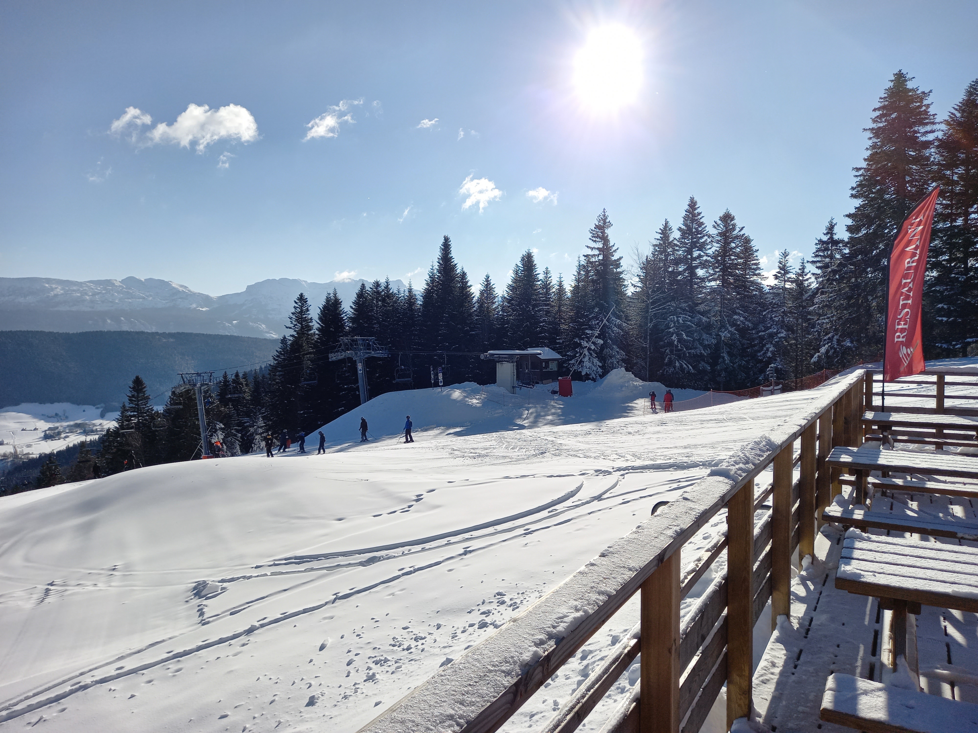 Vous rêvez de tenir un petit restaurant en montagne, pour les randonneurs, les skieurs,les vtts, les soirées anniversaires, contes, bivouac autour du resto.
Ceci est fait pour vous.

Vends roulotte restaurant 33m2  et chalet 12m2, grande terrasse 40m2, exploité 2 ans, vend cause familial.  Neuve. Convention d occupation des sols avec la mairie, petit loyer annuel.
Situé sur le Vercors à 1300m, à 30 min à pied de la station, accès par route forestière au pied du resto en été.  Hiver télésiège à 50m
55000 euros. Possibilité de loger en saison 1 à 2 personnes. Eau électricité....tout équipé table cuisine pro, couverts....pour démarrer demain.
Contact en message privé 
Tyrolienne geante à 30m vtt de descente.
Belle affaire à saisir