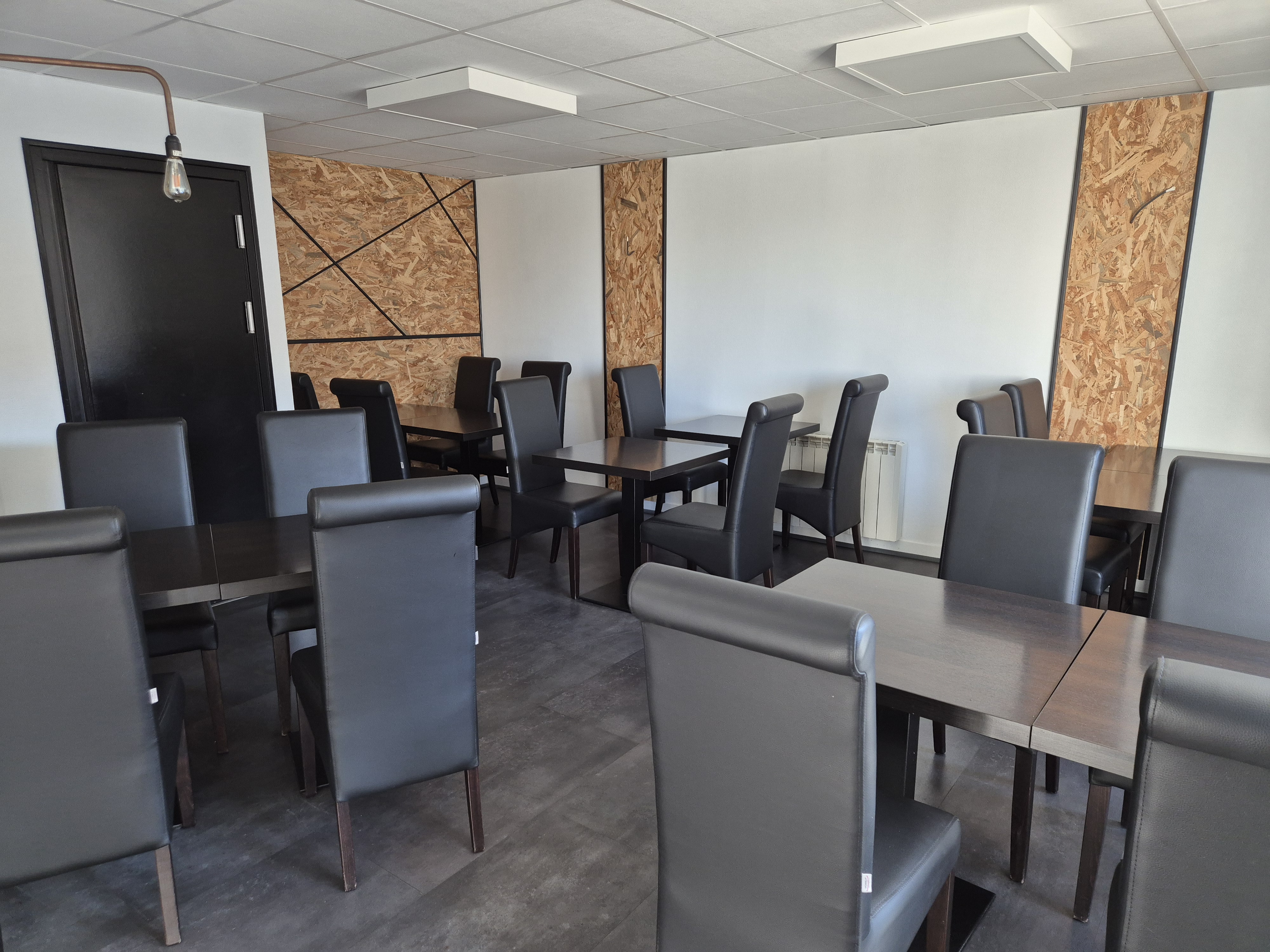 Commerce multi-services au centre du village, et situé sur l'axe principal, bénéficiant d'une belle visibilité.
Actuellement géré en bar, tabac, restaurant, FDJ, Nickel, relais postal, ... , et présentant un fort potentiel à développer.
Murs appartenant à la mairie, y compris Licence IV, logement fonctionnel situé à l'étage, loyers modérés.