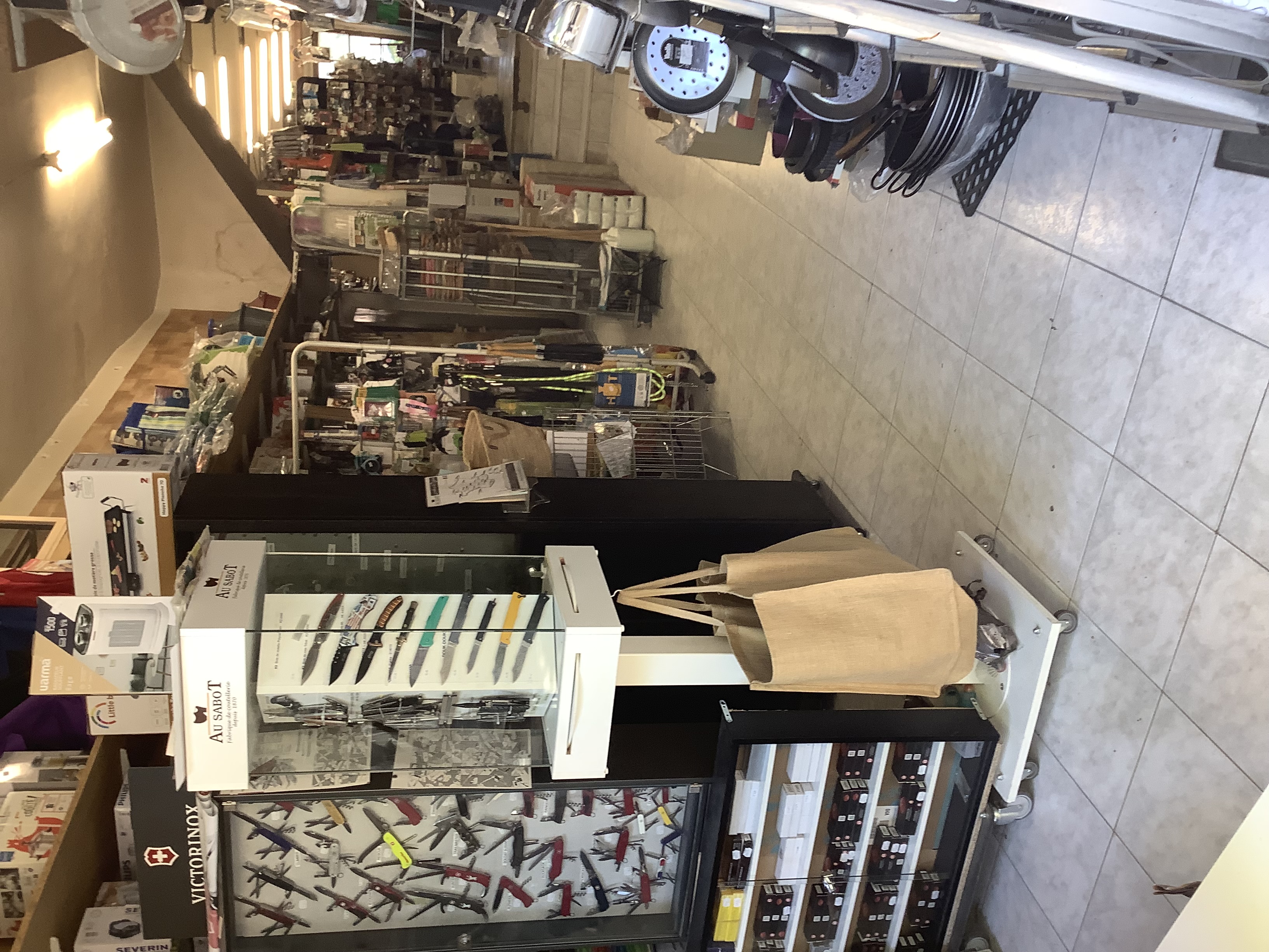 Fonds de commerce, actuellement quincaillerie, bricolage,droguerie, ménage crée il y a plus d’une centaine d’années.
Possibilité de changement d’activité, contactez.
Personnellement exploité depuis 23 ans, clientèle locale, professionnelle et touristique.
Une superficie de 70 m2, d’une cave de 70 m2, d’un jardin de 100 m2.
Rue principale, parking en face.
Village zone touristique, proche du lac de Sainte Croix du Verdon, des gorges du Verdon, marché deux fois par semaine.
Contact par mail.
jean-alain.niol@sfr.fr.