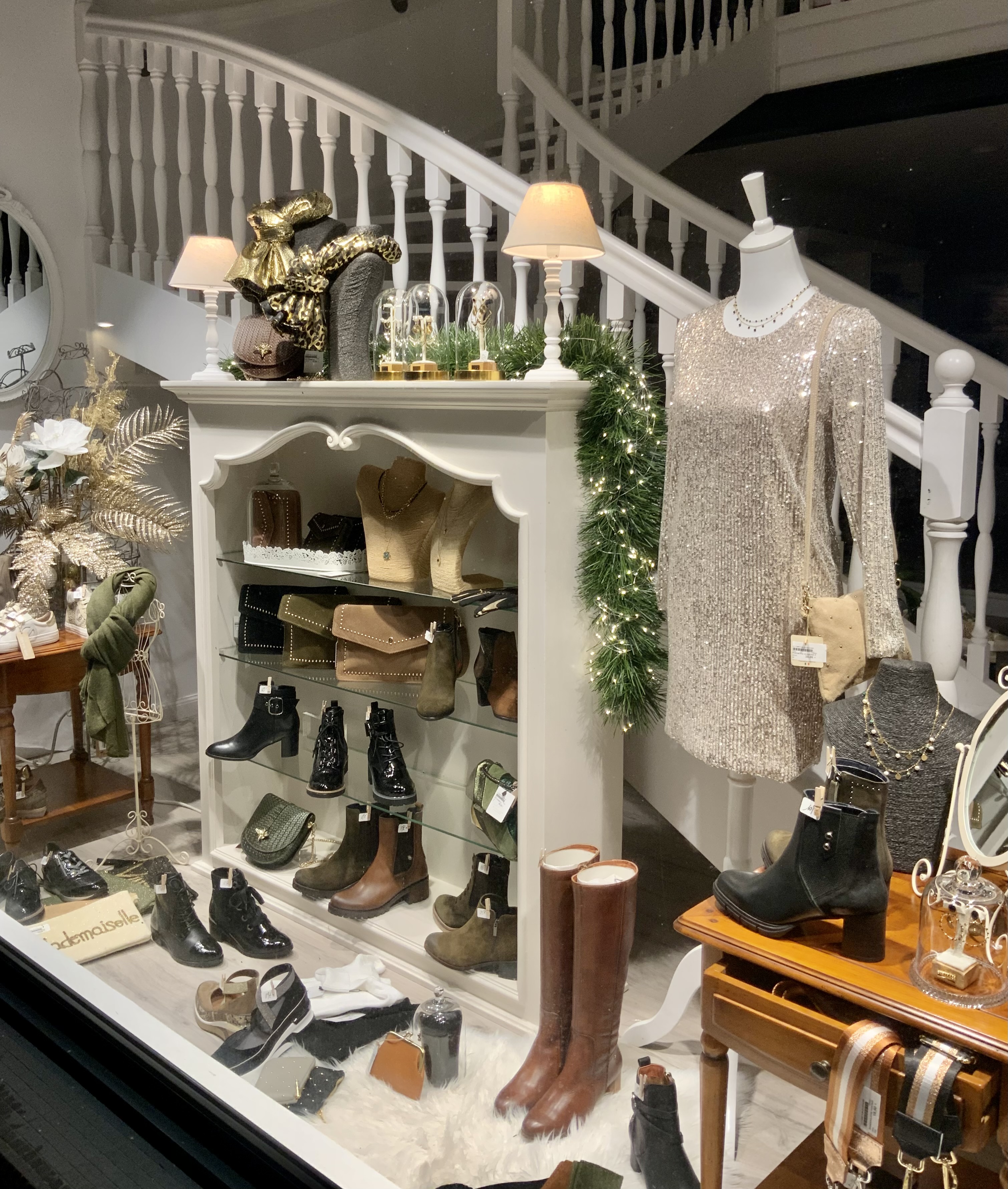 À vendre fond de commerce 
Concept store pour Elles et boutique en ligne
Chaussures vêtements accessoires et maroquinerie