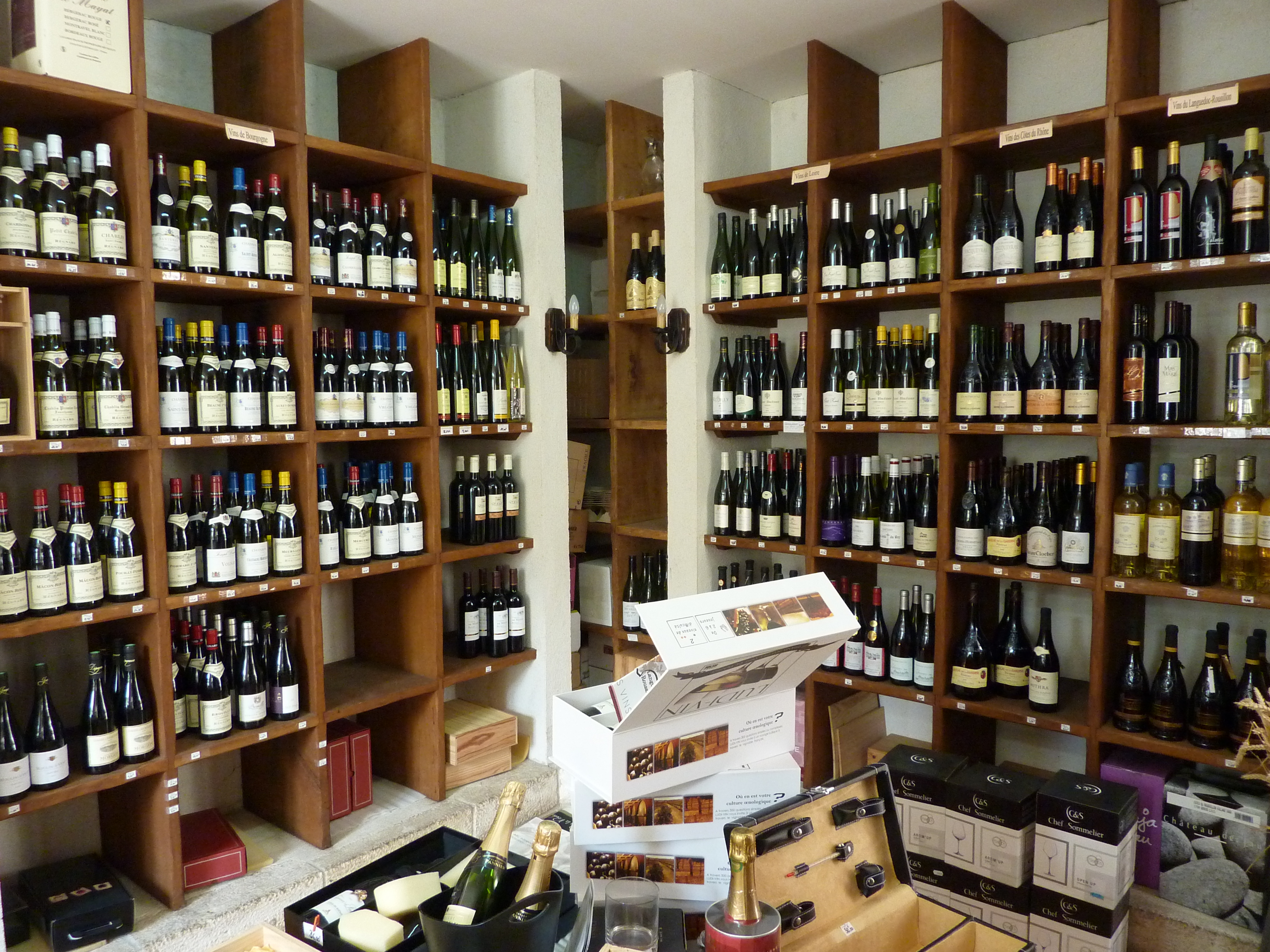 Avec plus de 30 ans d'existence, ce commerce a su fidéliser une clientèle locale et bénéficie d'une excellente notoriété. Emplacement centre ville avec parking à proximité.
Charme et authenticité font de ce lieu un commerce à reprendre idéalement par un couple motivé et dynamique. 
D'une surface de vente de 90m2 et environ 30m2 de zone de stockage attenant à la boutique, une chambre froide positive de 8m2, une cours privative et un porche couvert de 40m2 en font une affaire "clé en main" avec un fort potentiel de développement.
Bail renouvelé en Février 2024 : 3/6/9 - Loyer 772€
Accompagnement possible au démarrage