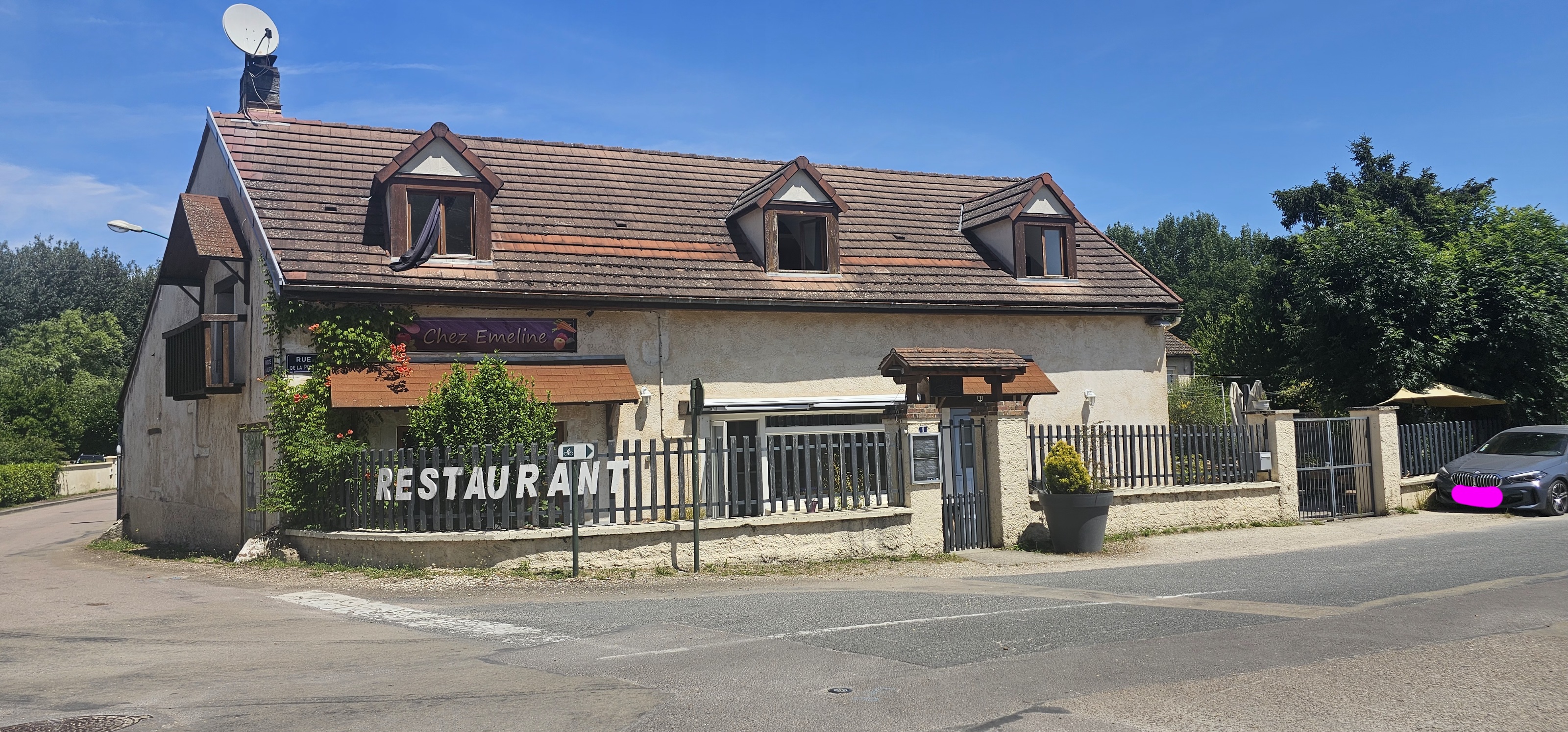 Vente fond de commerce et murs.

A vendre fonds de commerce de 210m2 
Au rez de chaussée:
 ◽️Restaurant- pizzeria de 100m2 disposant d'une licence IV.
Restaurant situé au cœur des vignes de l'Yonne, à 1h20 de Paris 
 ◽️Salle de restaurant de 30 couverts équipé d'un four à bois véritable.
 ◽️ Terrasse extérieur de 80m2 arboré, fermée de l'espace public et au calme de 36 couverts et plus. 
 ◾️Possibilité d'agrandir celle ci ou de créer  (150m2 de cour et jardin aromatique) en
- espace détente 
- terrain de pétanque 
- coin scène pour soirée animé 
- ou autres

Mobilier récent( tout reste) activité clé en main.
Une clientèle fidèle depuis plus de 10 ans 
Établissement existant depuis les années 30)
 
Situé au sein de Champs sur Yonne, un village vivant  de 1700 âmes avec tous commerces (supermarché, pharmacie, coiffeur,auto ecole, boucher etc..,)maison de santé a venir en 2026 avec medecin, podologue,kiné, ostéopathe, dentiste, école et artisans.

À 5 petites minutes d'Auxerre ( proche AJA) aux abords du trafic fluvial Canal du Nivernais,( 2 pontons en face du restaurant) vélo route, chemin de Compostelles, d'accès et de stationnement facile, vous participerez à l'attractivité du village.
Clientèle fidélisée, tourisme, chambre d'hôte,Airbnb
Chiffre d'affaires stable.
Pas d'employés à reprendre.

Horaire actuel:
Ouvert du Mardi au Vendredi midi et soir
Et le Samedi soir.
Fermeture Dimanche,Lundi et Samedi midi

Fermeture annuelle:
 ●congé 5 semaines par an 
 ●jours fériés
 ●Mardi soir et Mercredi soir période hivernale. 

À l'étage :
Appartement/bureau de 110m2 compris dans le bail.

Fort potentiel de développement possible sur le côté bar, et l'emporter qui n'est pas exploiter ainsi que sur les horaires et jours d'ouverture.



Le tout sur une parcelle de 550m2.

Cession du fonds de commerce à 90 000€ 

Prix des murs 200.000 euros ( devis 8000€ de travaux à effectuer sur partie appartement non urgent) 
Le prix des murs à déjà été abaisser du prix locale actuel au m2 pour prendre en compte les travaux à effectuer.

Possibilité d'acheter les murs par rachat de part sociale ( 100%) à 85000€
reste 10 ans avec un taux avantageux de 2.2%
Soit  175 000€
(90 000€ le fond et 85000€ les murs par part sociale )