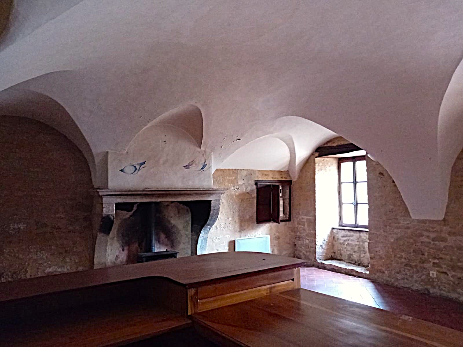 NOUVEAU À FLAVIGNY-SUR-OZERAIN !
L’un des Plus Beaux Villages de France ouvre ses portes à votre projet !
La mairie de Flavigny-sur-Ozerain met en location un local commercial idéalement situé au cœur du village médiéval.
Destiné prioritairement à une activité de restauration avec une Licence IV à louer.
Le local, c’est :
•	Un espace commercial authentique et plein de cachet
•	Un local attenant et une cave exploitable (stockage, cave à vins, espace d’affinage, atelier…)
•	Une cour extérieure pouvant accueillir une terrasse, un espace détente ou un aménagement spécifique selon votre activité
•	Un emplacement unique, dans un village au charme irrésistible, à forte attractivité touristique
Vous avez une idée ?  Restaurant, salon de thé, café artisanal, pizzeria, crêperie,… Nous sommes ouverts aux initiatives qui feront vivre Flavigny-sur-Ozerain, au quotidien, et toute l’année !
Intéressé(e) ? Envoyez-nous votre projet, vos besoins et vos coordonnées : mairie.flavignysurozerain@wanadoo.fr
Rejoignez une commune vivante, engagée et prête à soutenir de nouveaux talents ! Flavigny-sur-Ozerain n’attend plus que vous.